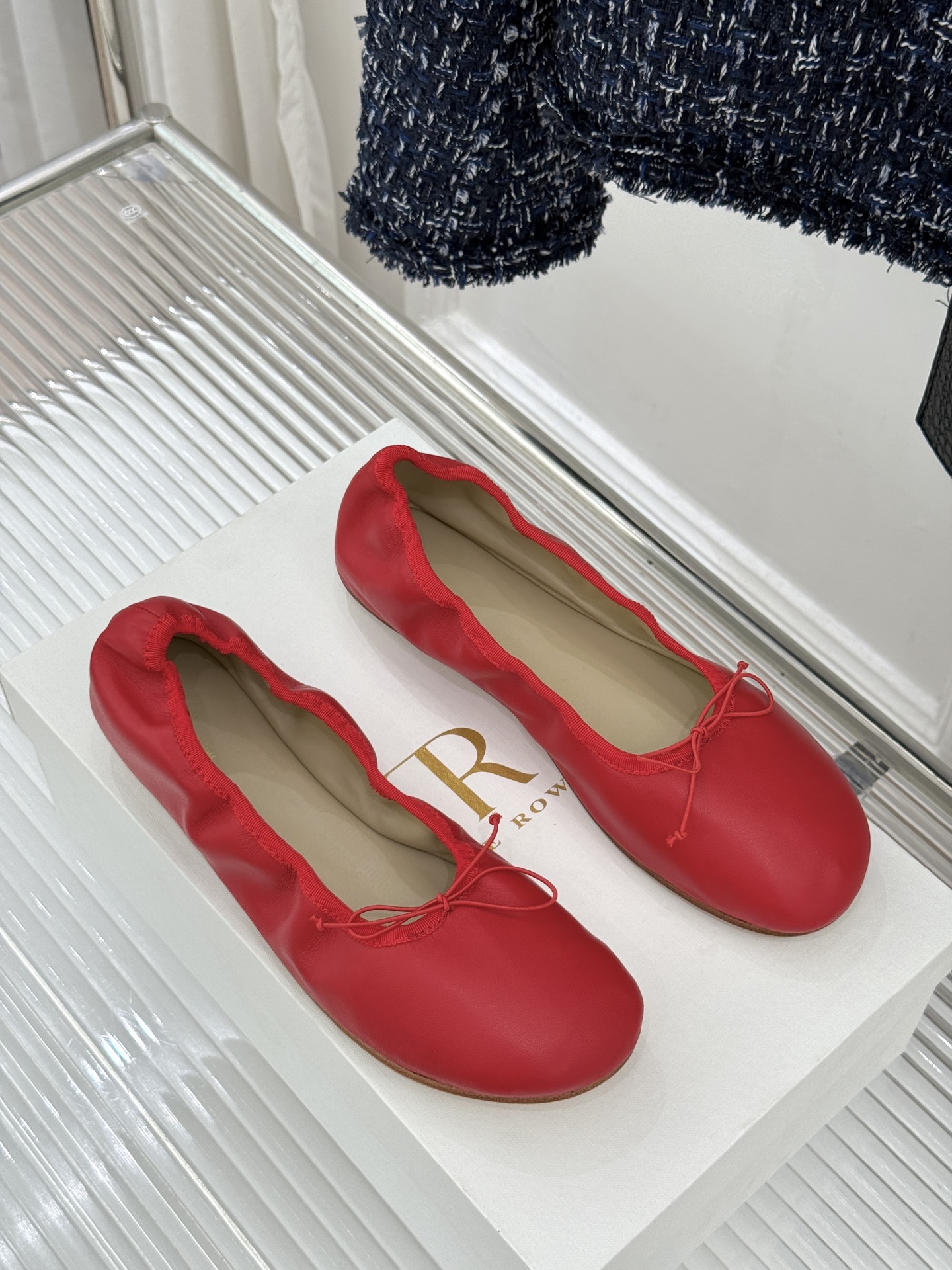 The Row 26WF早春新品极简蝴蝶结芭蕾舞鞋以克制美学定义高级松弛。精选柔润纳帕小羊皮贴合脚型如第