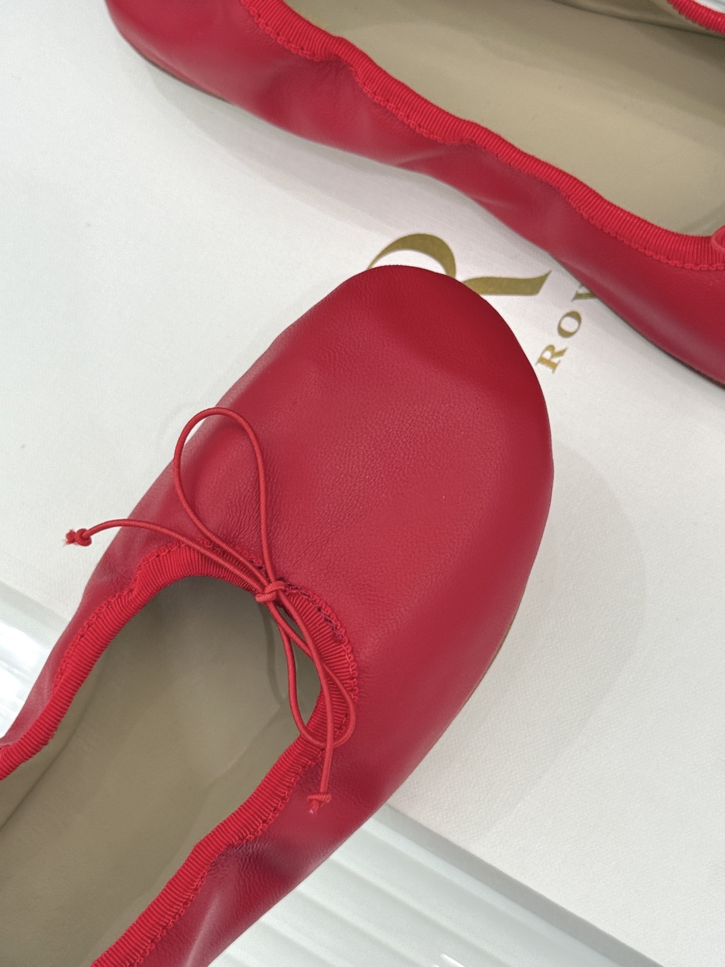 The Row 26WF早春新品极简蝴蝶结芭蕾舞鞋以克制美学定义高级松弛。精选柔润纳帕小羊皮贴合脚型如第