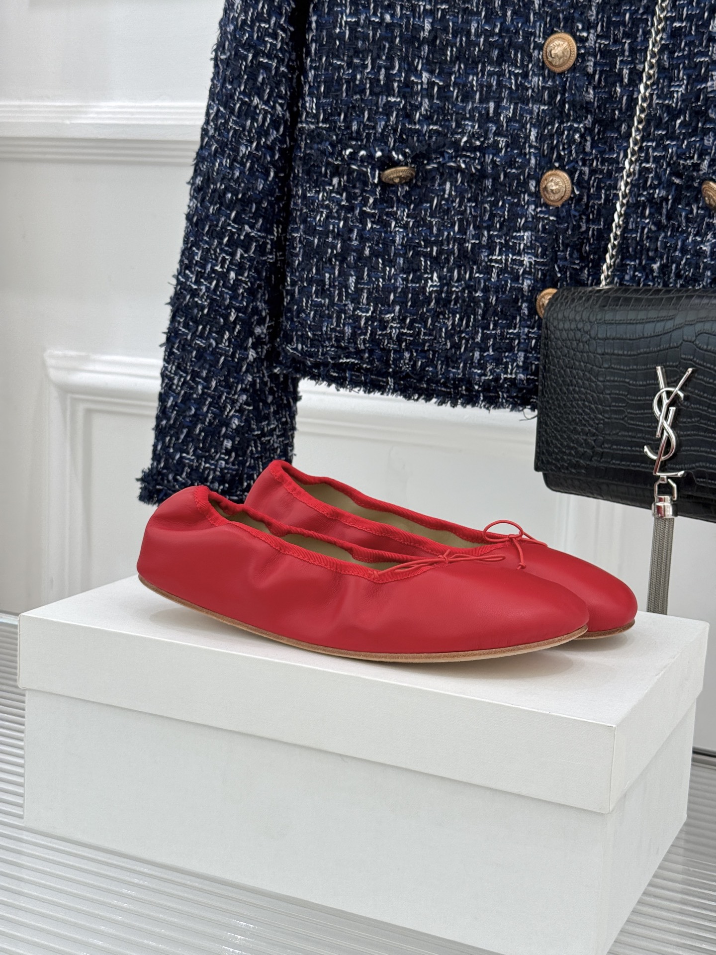 The Row 26WF早春新品极简蝴蝶结芭蕾舞鞋以克制美学定义高级松弛。精选柔润纳帕小羊皮贴合脚型如第