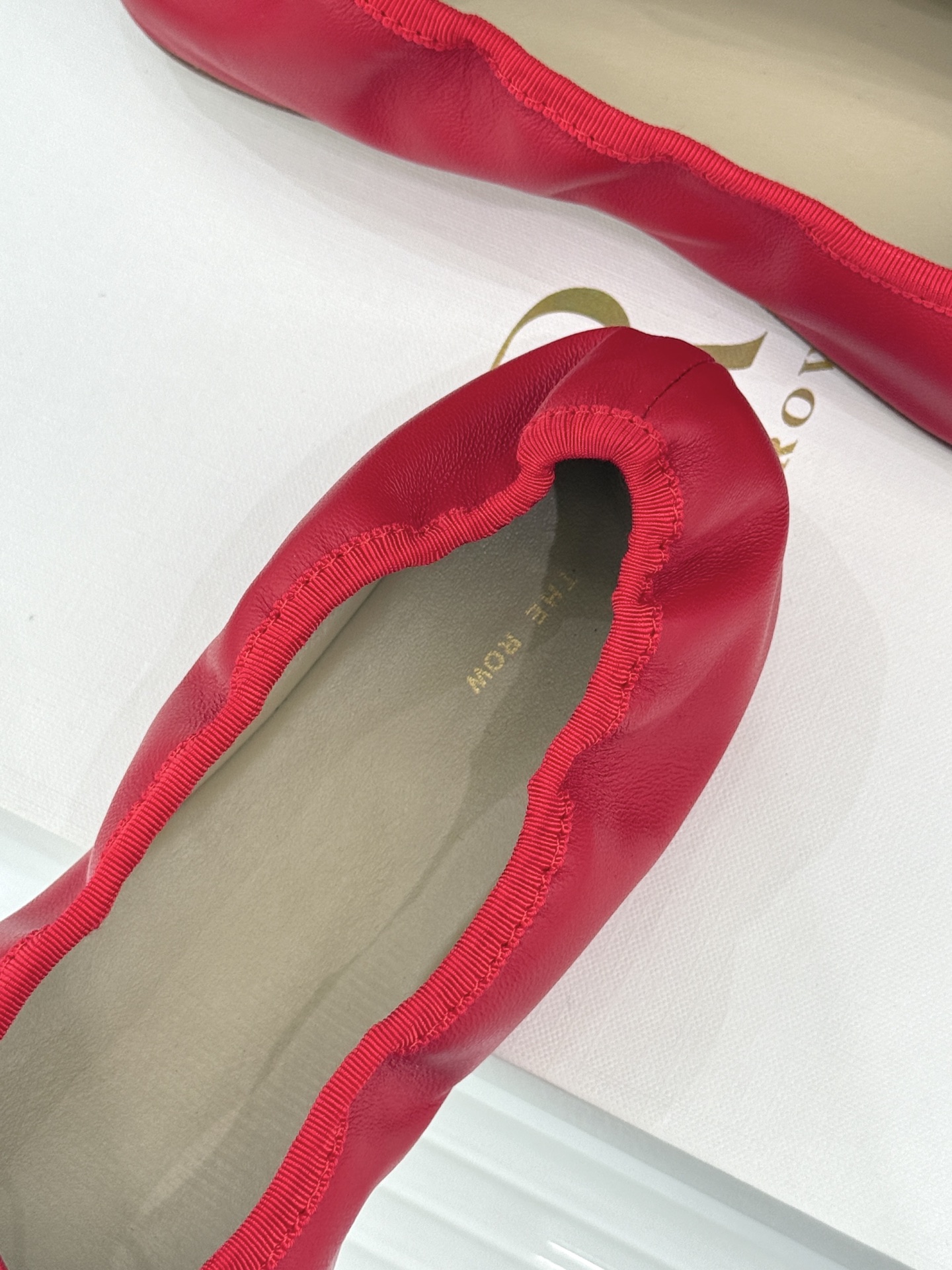 The Row 26WF早春新品极简蝴蝶结芭蕾舞鞋以克制美学定义高级松弛。精选柔润纳帕小羊皮贴合脚型如第