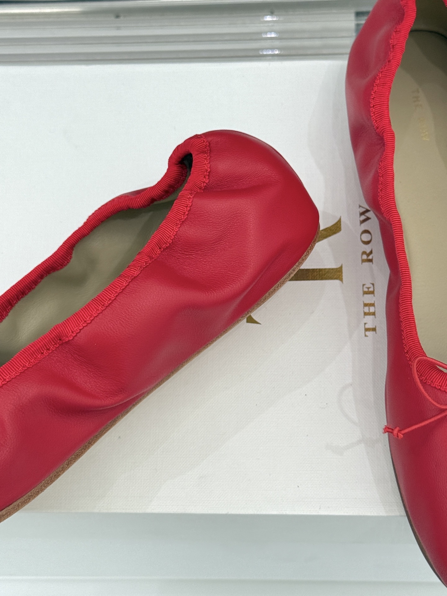 The Row 26WF早春新品极简蝴蝶结芭蕾舞鞋以克制美学定义高级松弛。精选柔润纳帕小羊皮贴合脚型如第