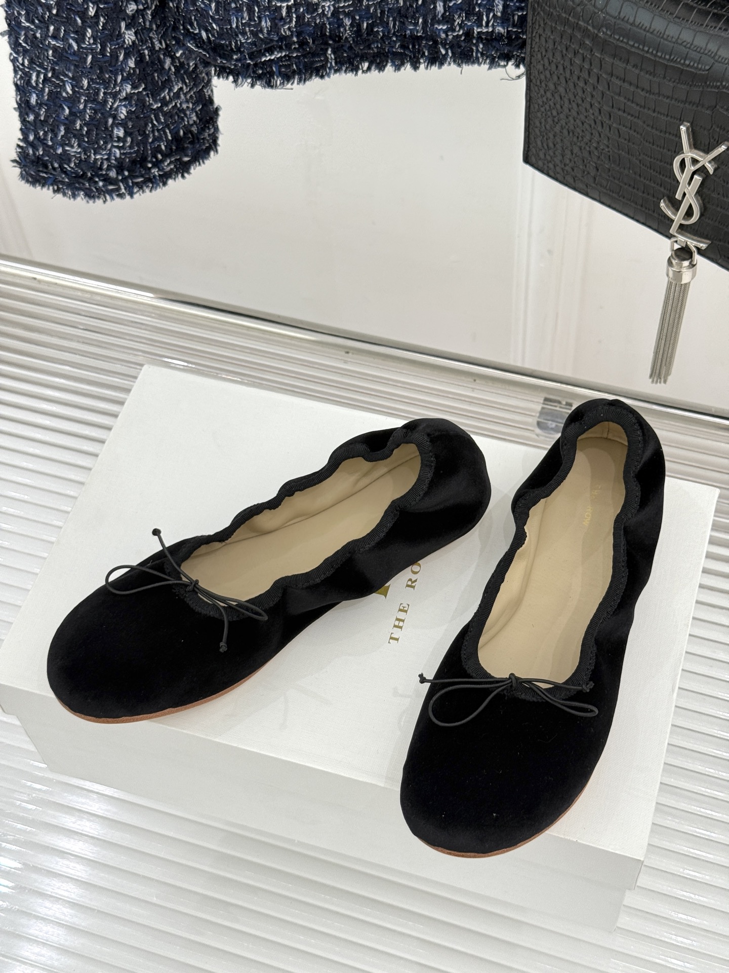 The Row 26WF早春新品极简蝴蝶结芭蕾舞鞋以克制美学定义高级松弛。精选柔润纳帕小羊皮贴合脚型如第