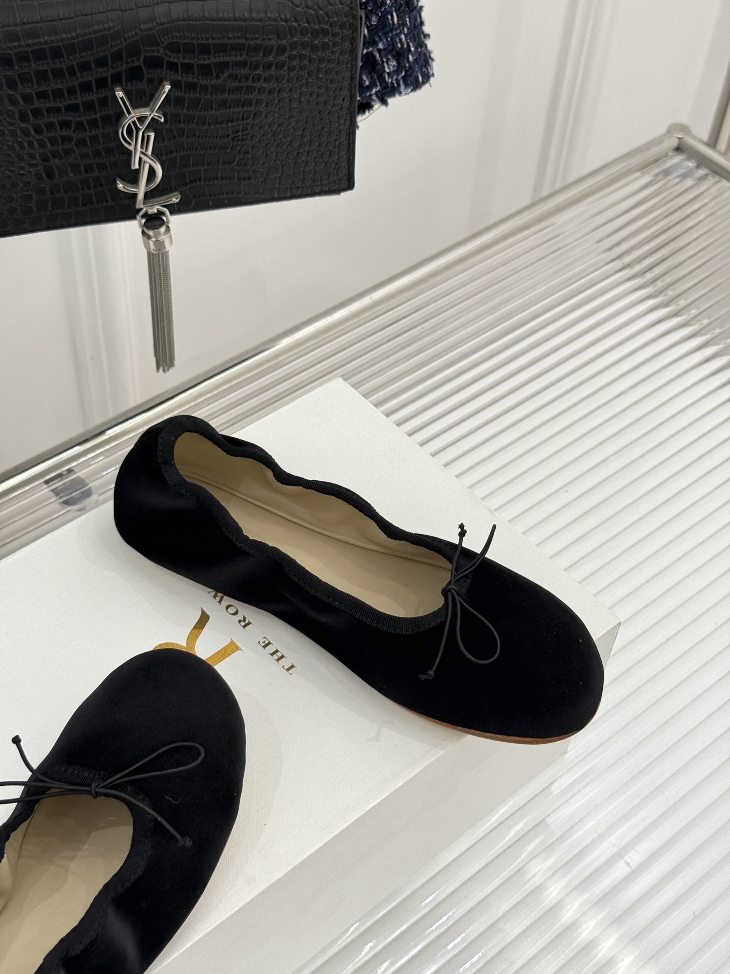 The Row 26WF早春新品极简蝴蝶结芭蕾舞鞋以克制美学定义高级松弛。精选柔润纳帕小羊皮贴合脚型如第