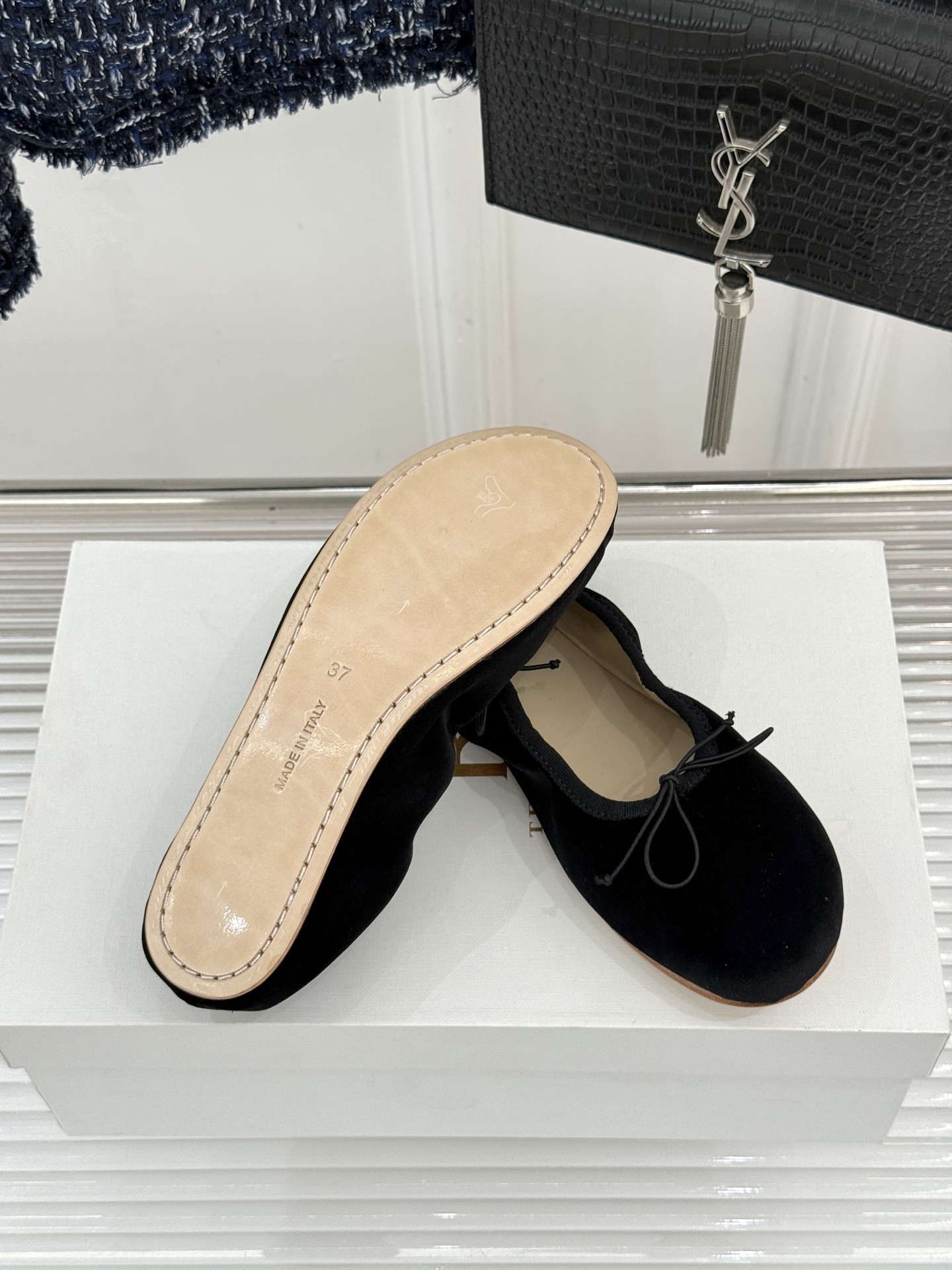 The Row 26WF早春新品极简蝴蝶结芭蕾舞鞋以克制美学定义高级松弛。精选柔润纳帕小羊皮贴合脚型如第