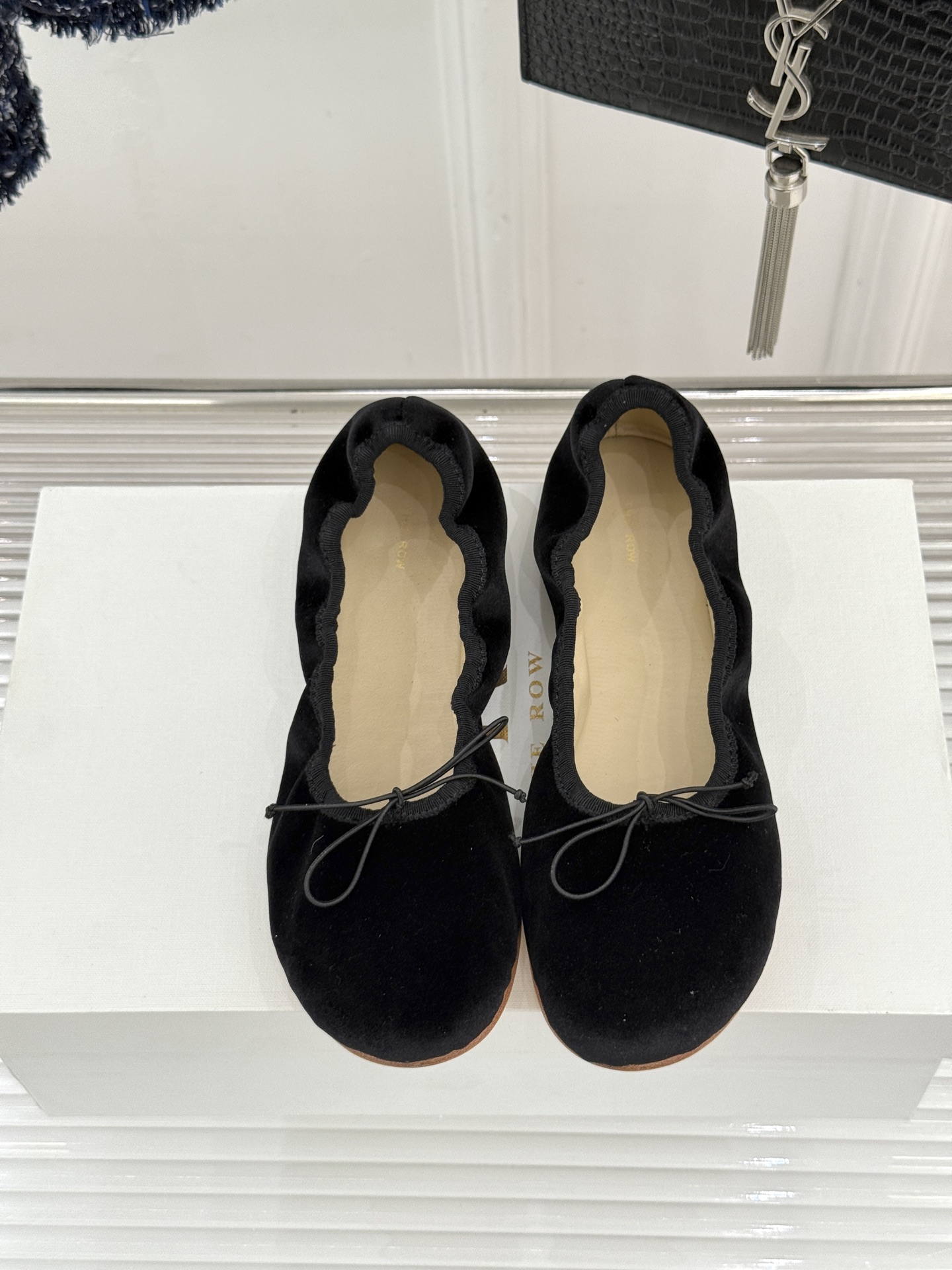 The Row 26WF早春新品极简蝴蝶结芭蕾舞鞋以克制美学定义高级松弛。精选柔润纳帕小羊皮贴合脚型如第