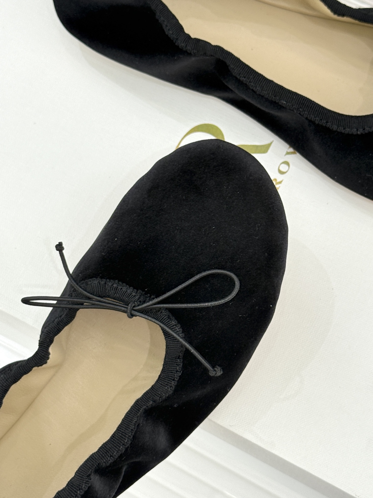 The Row 26WF早春新品极简蝴蝶结芭蕾舞鞋以克制美学定义高级松弛。精选柔润纳帕小羊皮贴合脚型如第