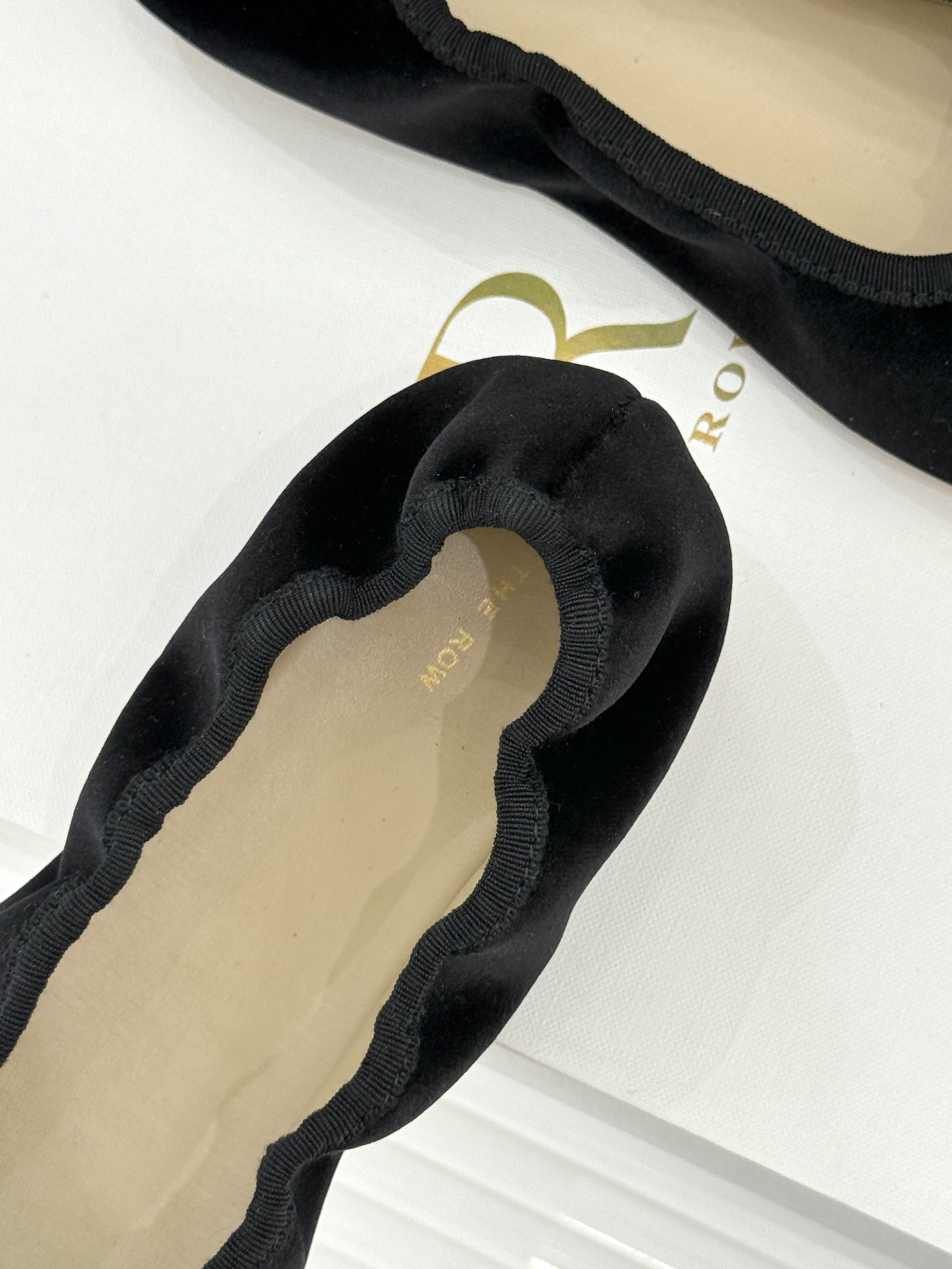 The Row 26WF早春新品极简蝴蝶结芭蕾舞鞋以克制美学定义高级松弛。精选柔润纳帕小羊皮贴合脚型如第