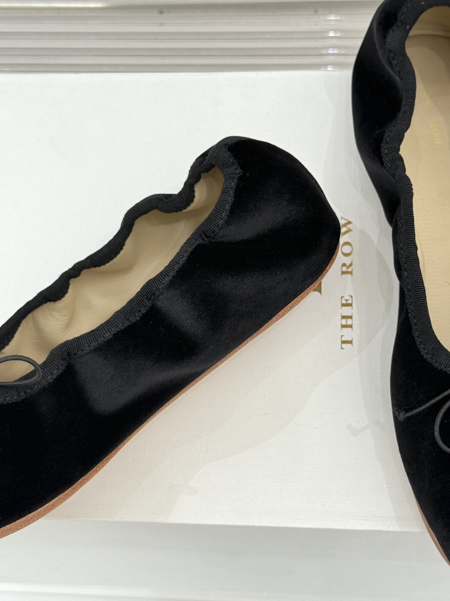 The Row 26WF早春新品极简蝴蝶结芭蕾舞鞋以克制美学定义高级松弛。精选柔润纳帕小羊皮贴合脚型如第