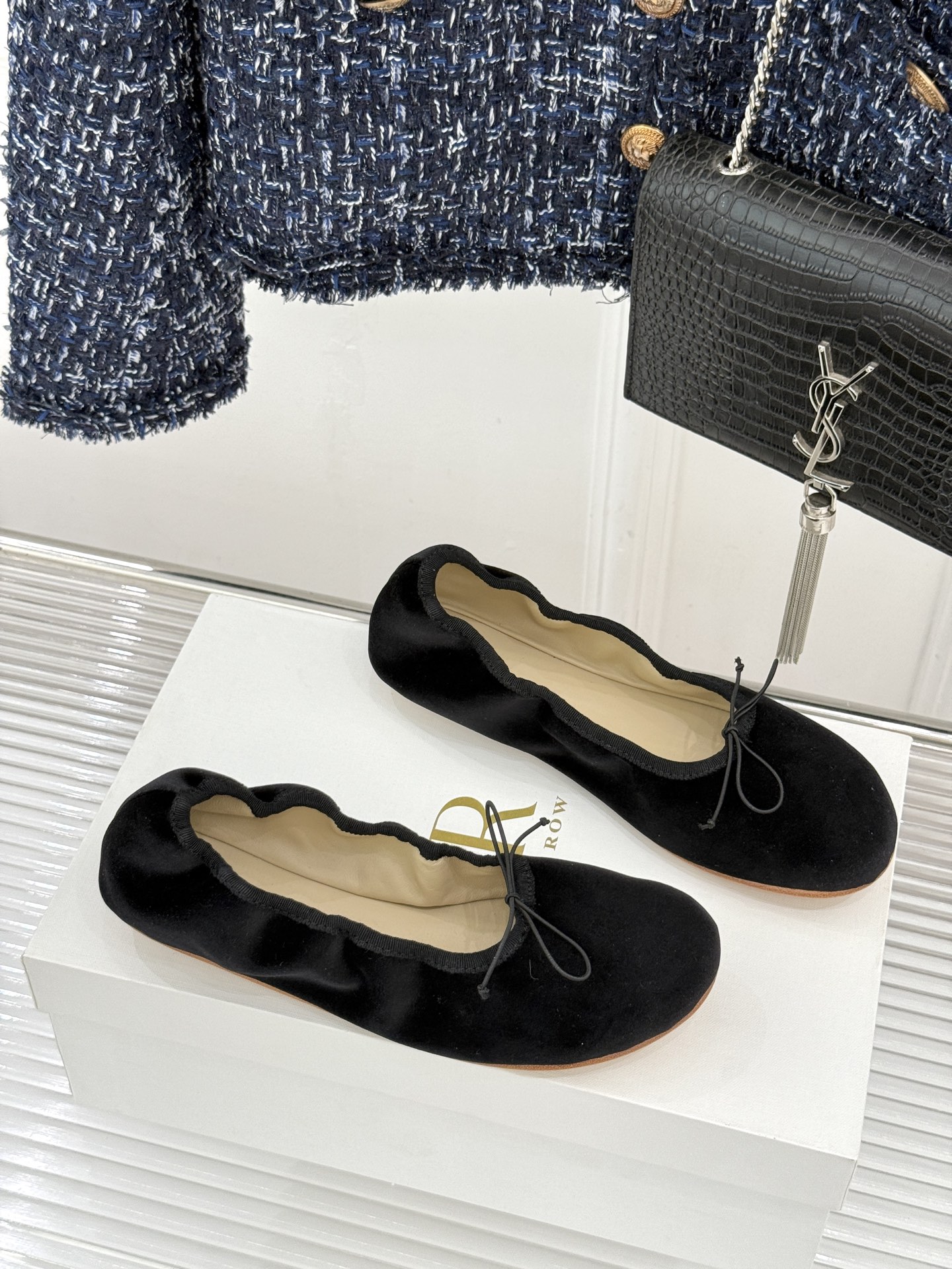 The Row 26WF早春新品极简蝴蝶结芭蕾舞鞋以克制美学定义高级松弛。精选柔润纳帕小羊皮贴合脚型如第