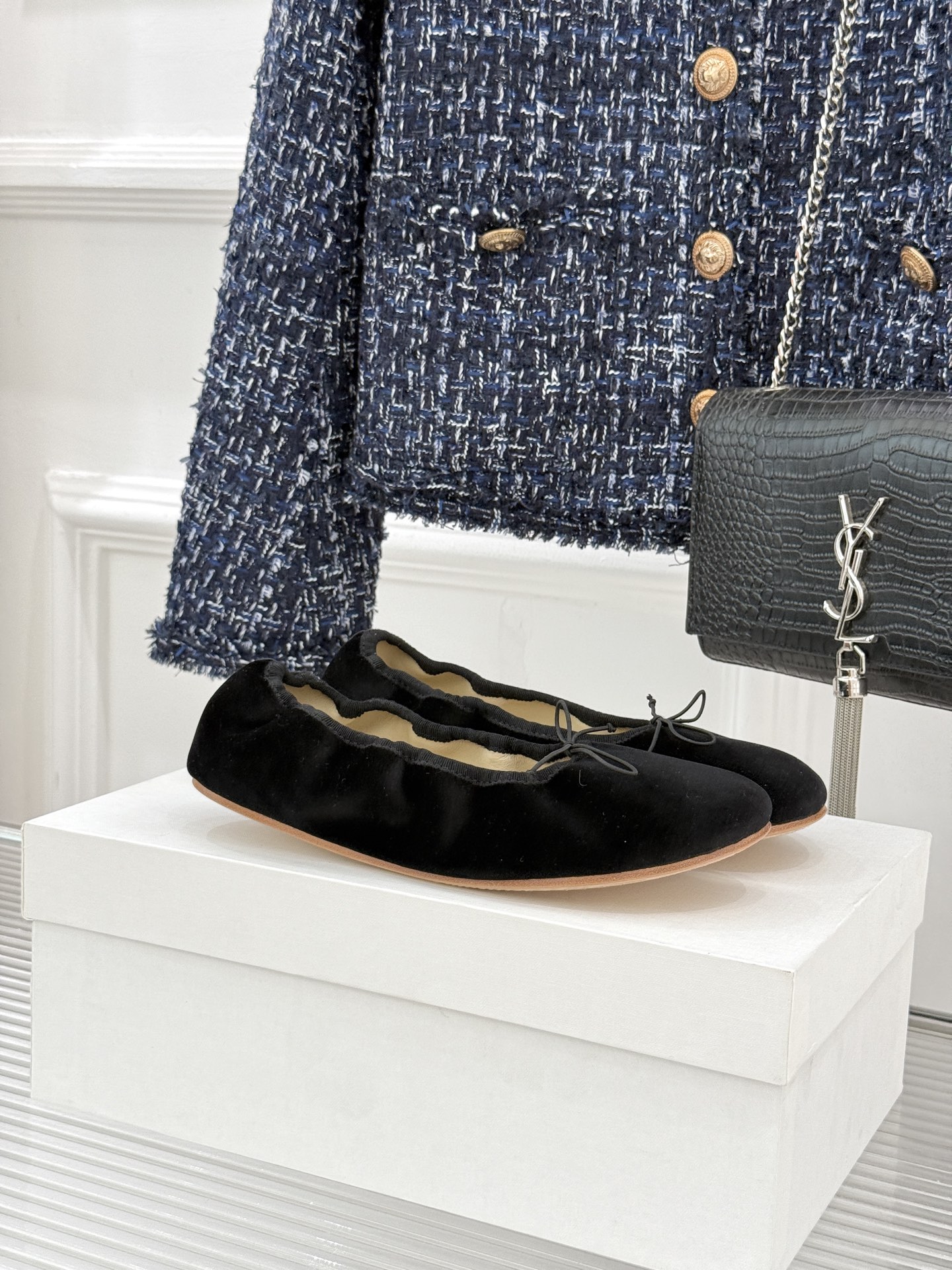 The Row 26WF早春新品极简蝴蝶结芭蕾舞鞋以克制美学定义高级松弛。精选柔润纳帕小羊皮贴合脚型如第