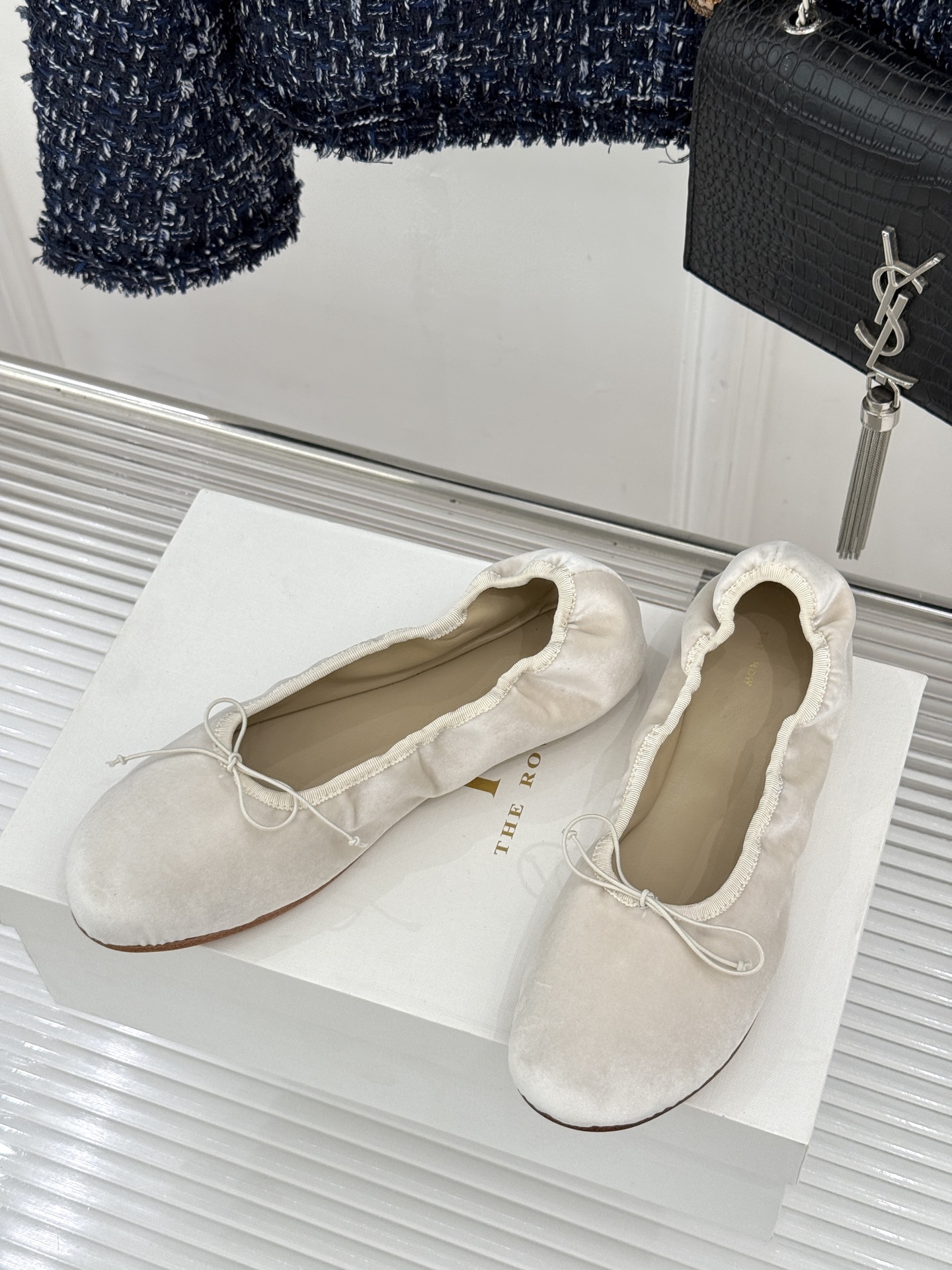 The Row 26WF早春新品极简蝴蝶结芭蕾舞鞋以克制美学定义高级松弛。精选柔润纳帕小羊皮贴合脚型如第