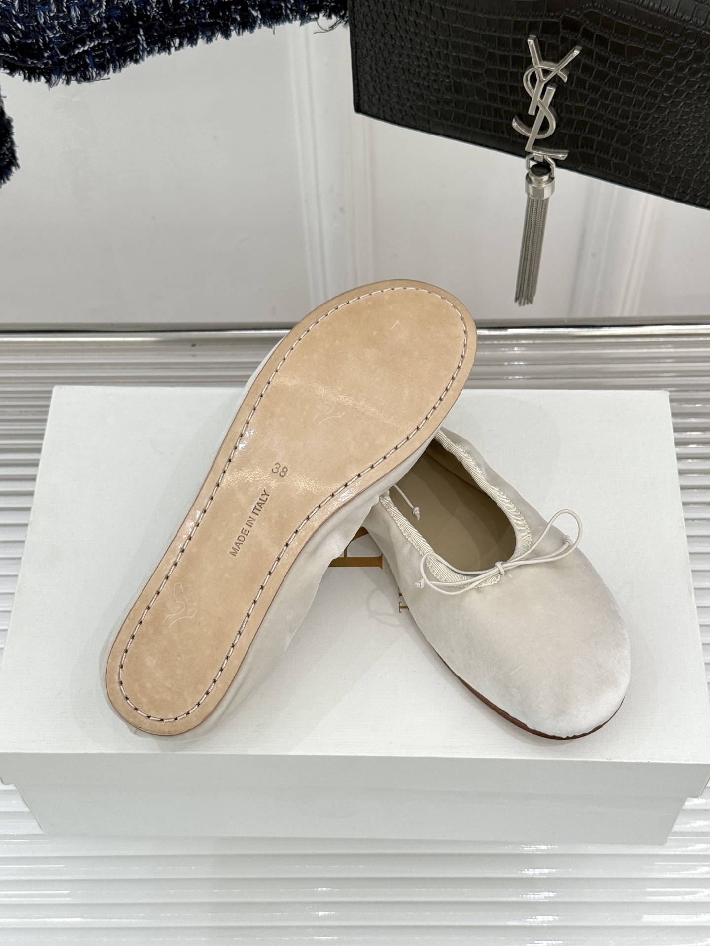 The Row 26WF早春新品极简蝴蝶结芭蕾舞鞋以克制美学定义高级松弛。精选柔润纳帕小羊皮贴合脚型如第