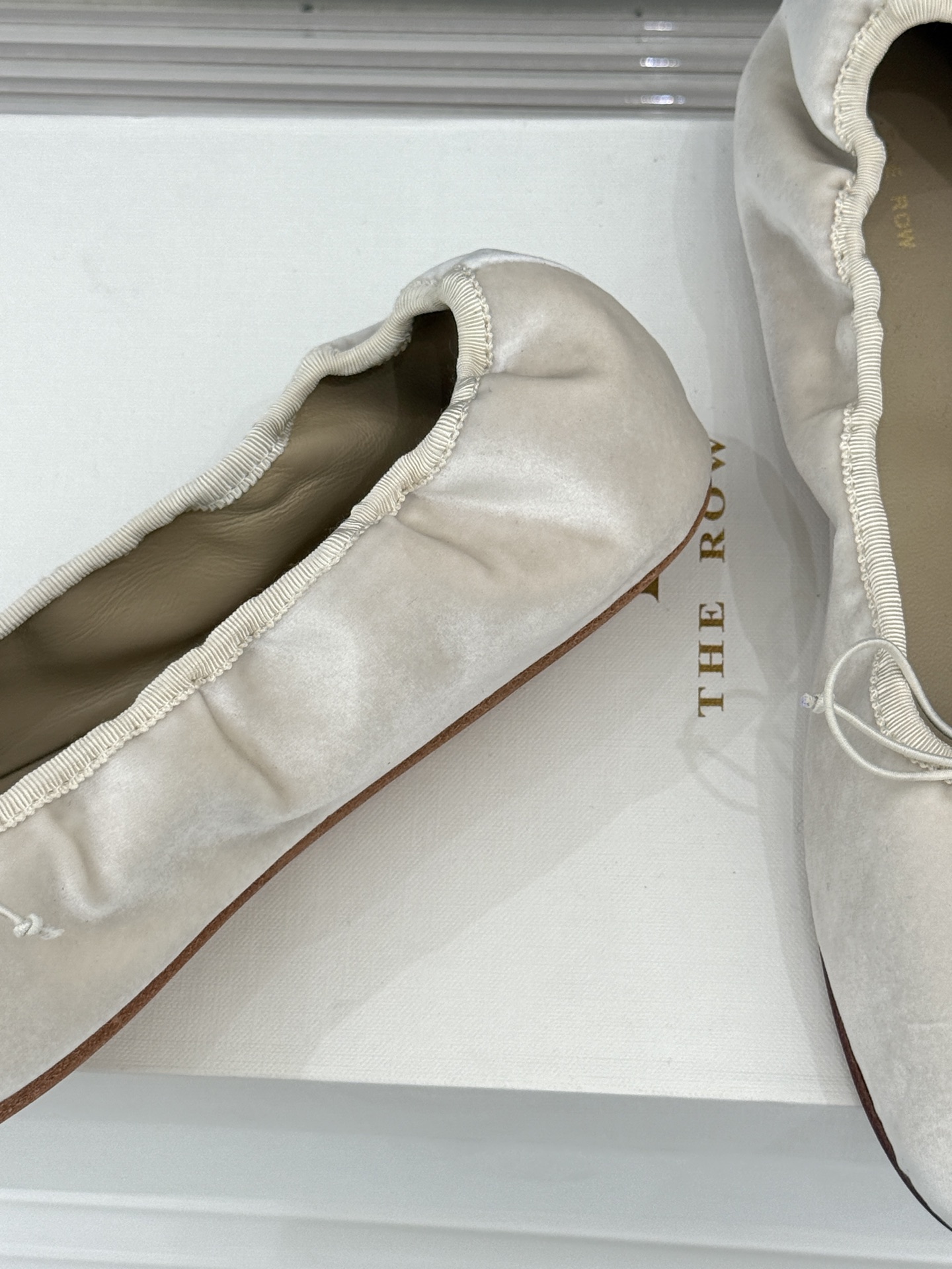 The Row 26WF早春新品极简蝴蝶结芭蕾舞鞋以克制美学定义高级松弛。精选柔润纳帕小羊皮贴合脚型如第