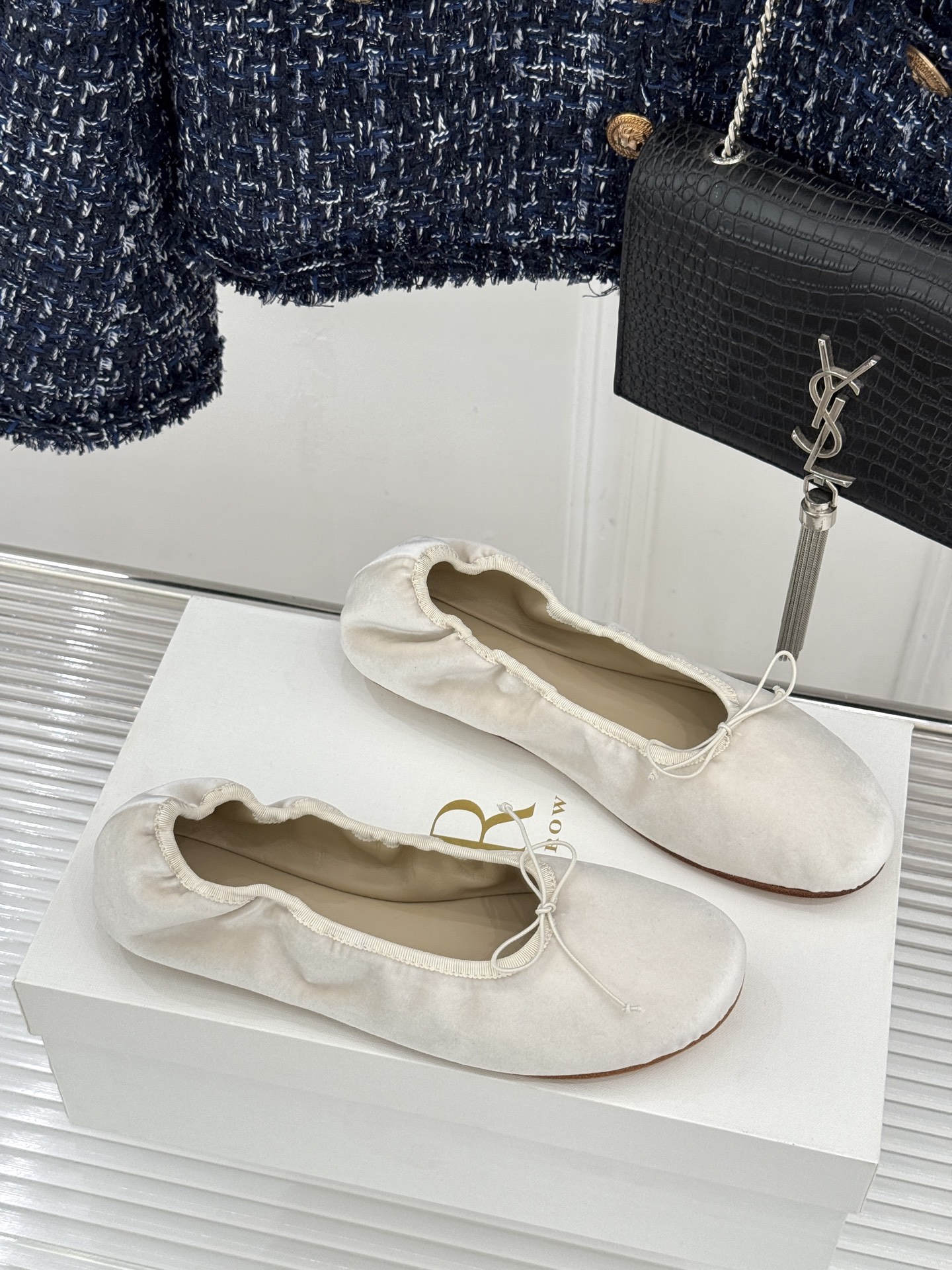 The Row 26WF早春新品极简蝴蝶结芭蕾舞鞋以克制美学定义高级松弛。精选柔润纳帕小羊皮贴合脚型如第