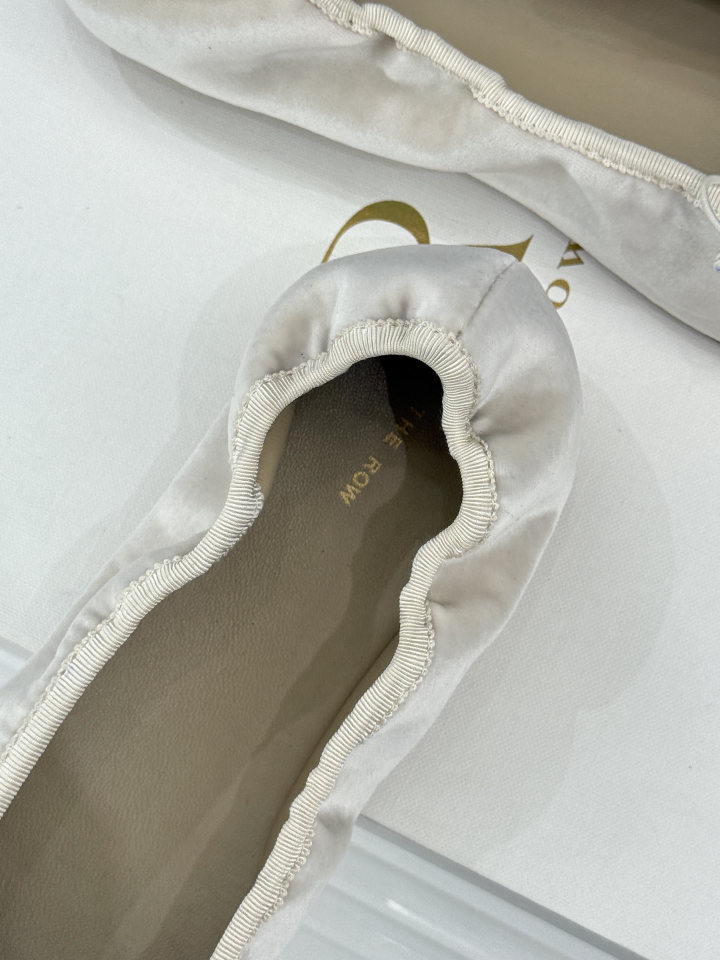 The Row 26WF早春新品极简蝴蝶结芭蕾舞鞋以克制美学定义高级松弛。精选柔润纳帕小羊皮贴合脚型如第