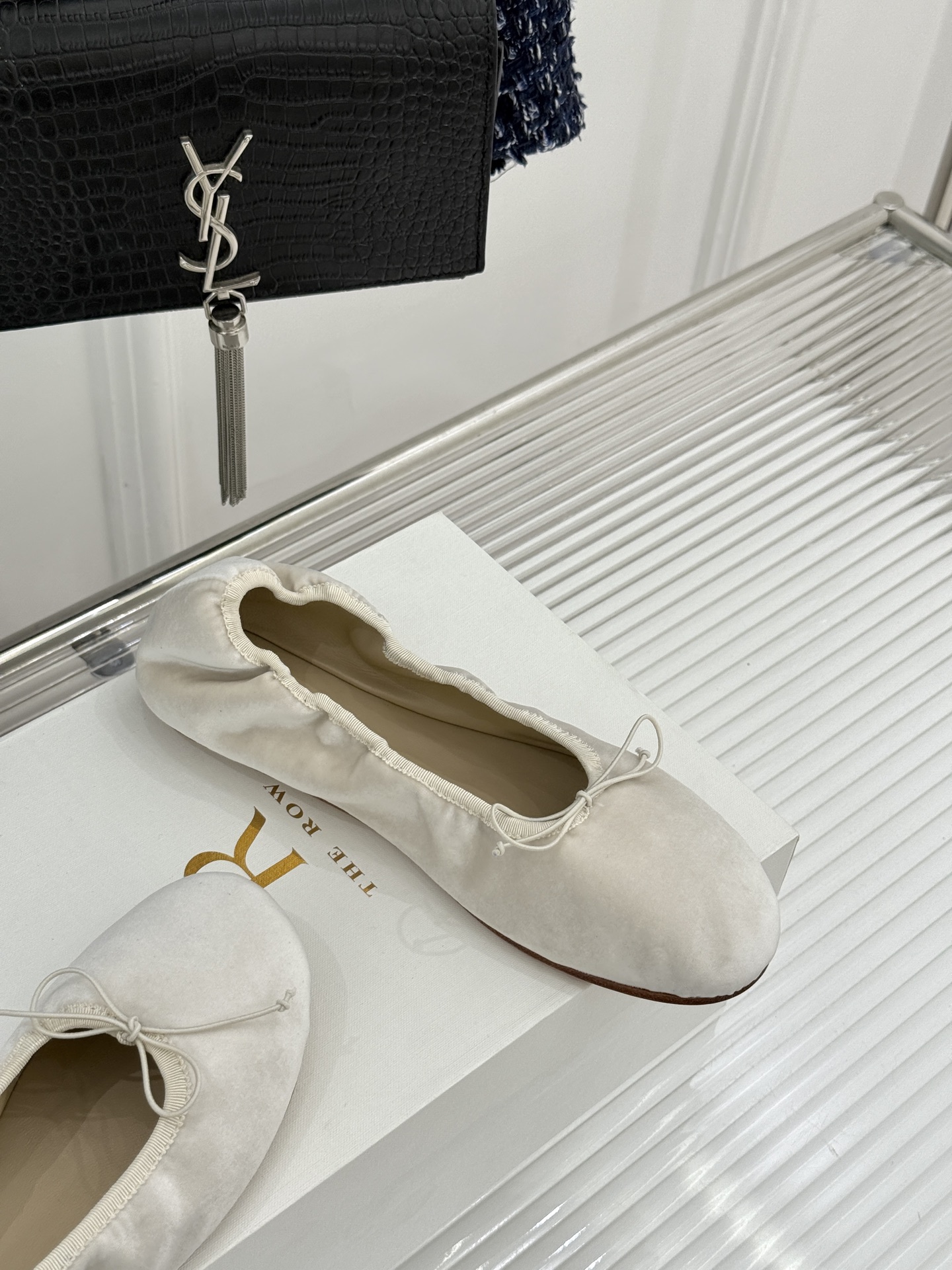 The Row 26WF早春新品极简蝴蝶结芭蕾舞鞋以克制美学定义高级松弛。精选柔润纳帕小羊皮贴合脚型如第