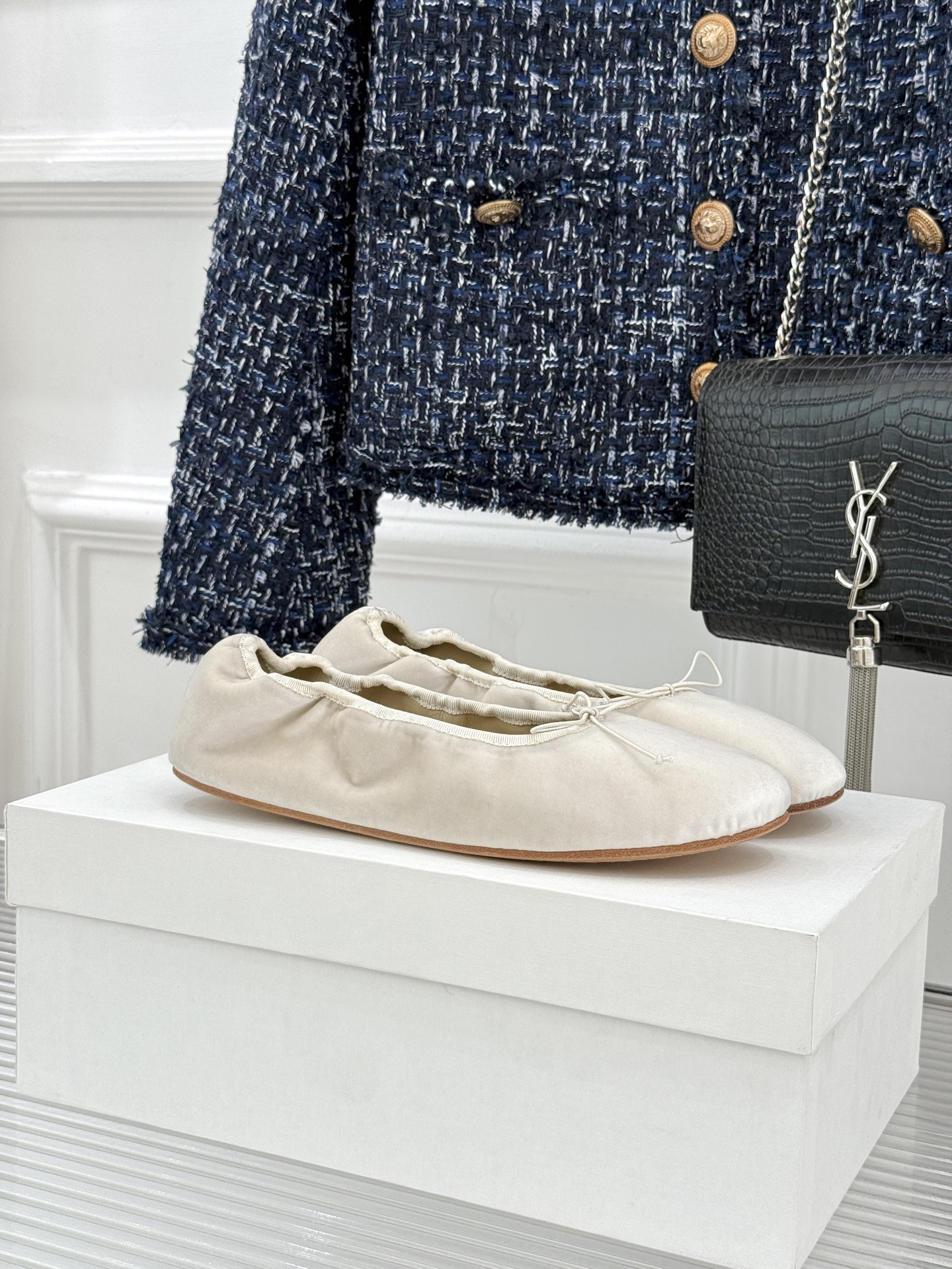 The Row 26WF早春新品极简蝴蝶结芭蕾舞鞋以克制美学定义高级松弛。精选柔润纳帕小羊皮贴合脚型如第