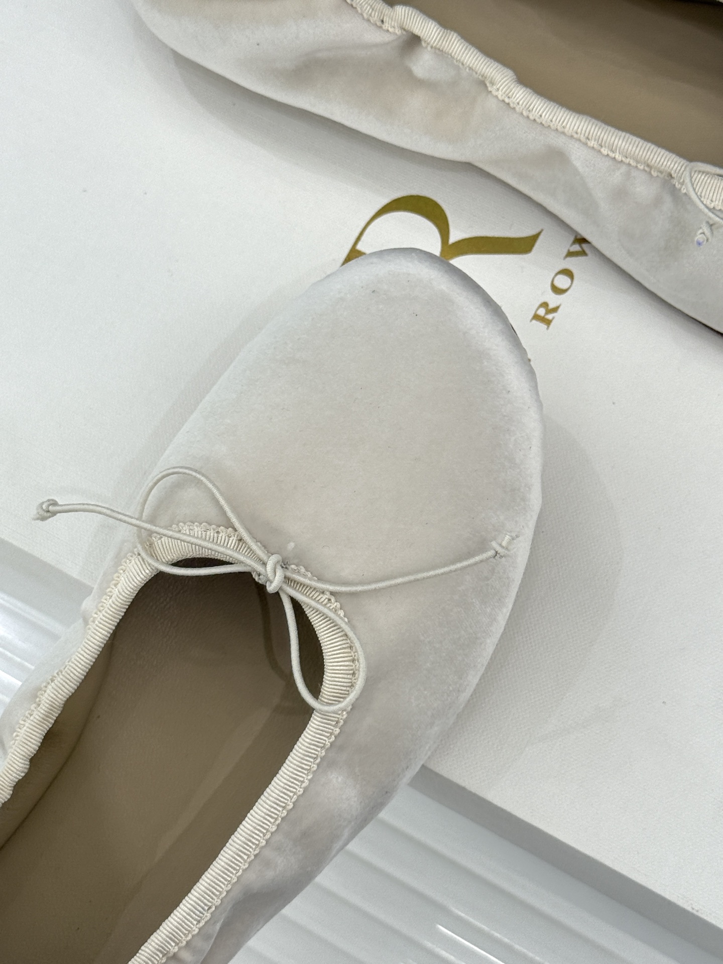 The Row 26WF早春新品极简蝴蝶结芭蕾舞鞋以克制美学定义高级松弛。精选柔润纳帕小羊皮贴合脚型如第