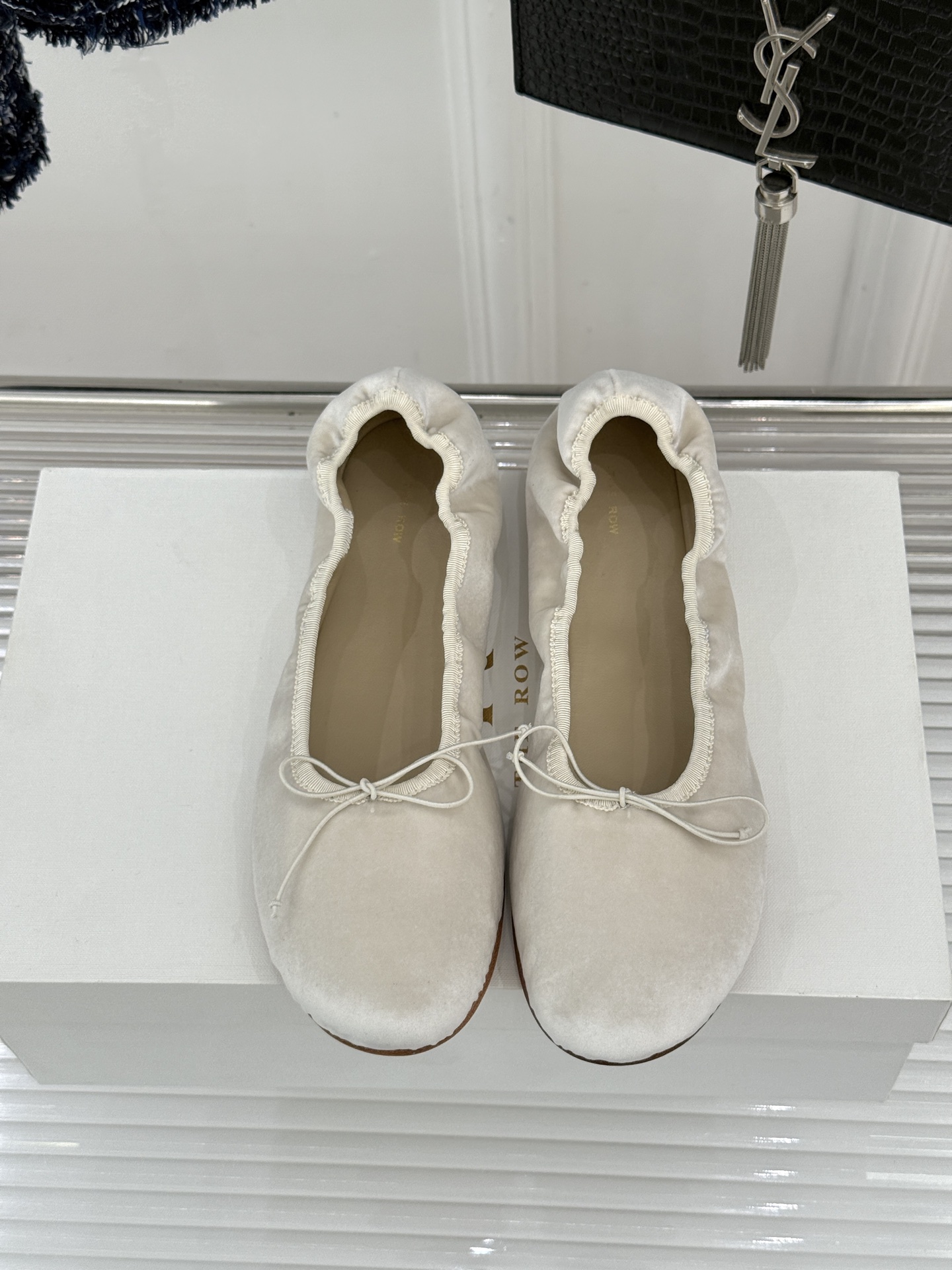 The Row 26WF早春新品极简蝴蝶结芭蕾舞鞋以克制美学定义高级松弛。精选柔润纳帕小羊皮贴合脚型如第