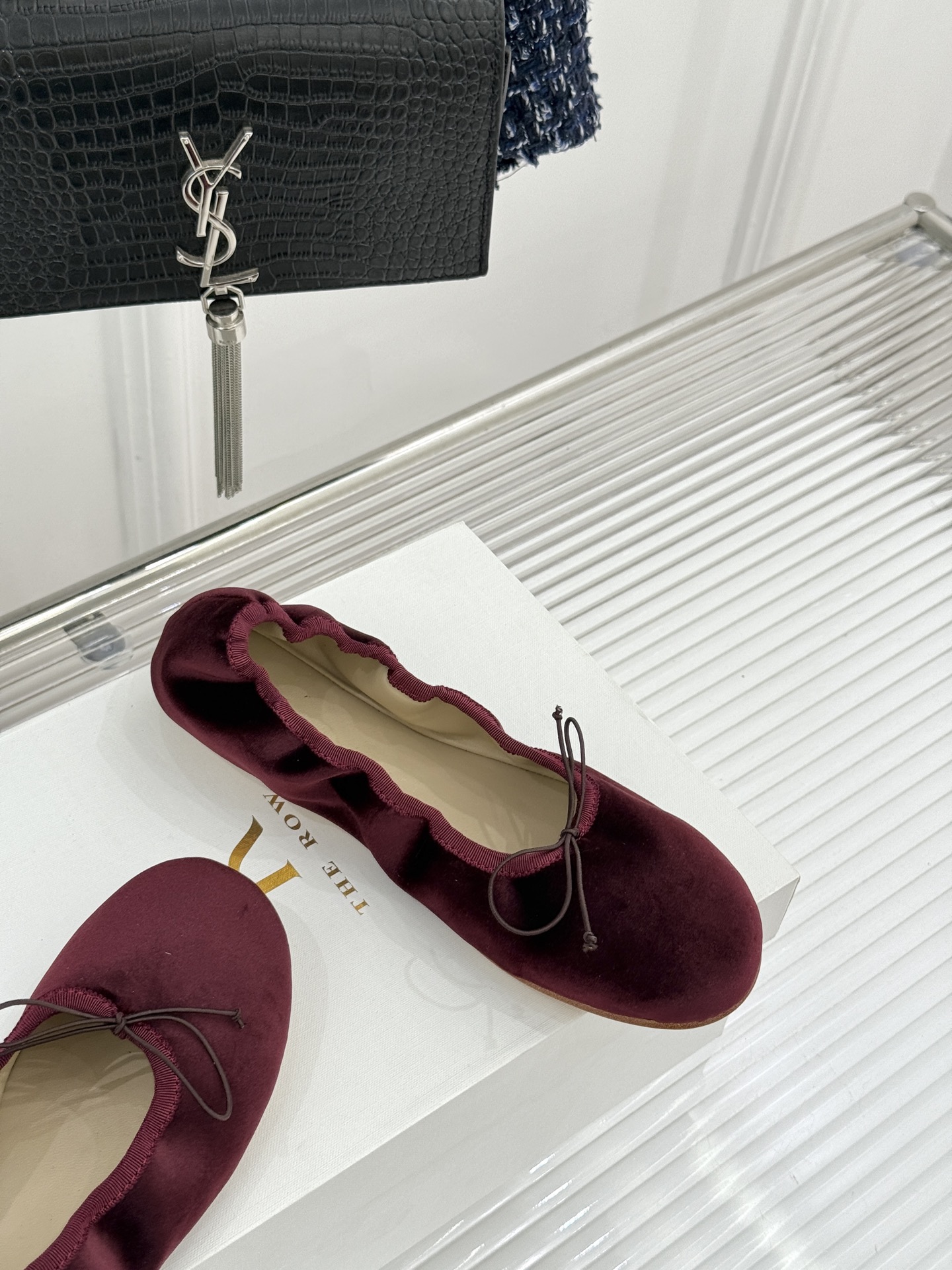 The Row 26WF早春新品极简蝴蝶结芭蕾舞鞋以克制美学定义高级松弛。精选柔润纳帕小羊皮贴合脚型如第