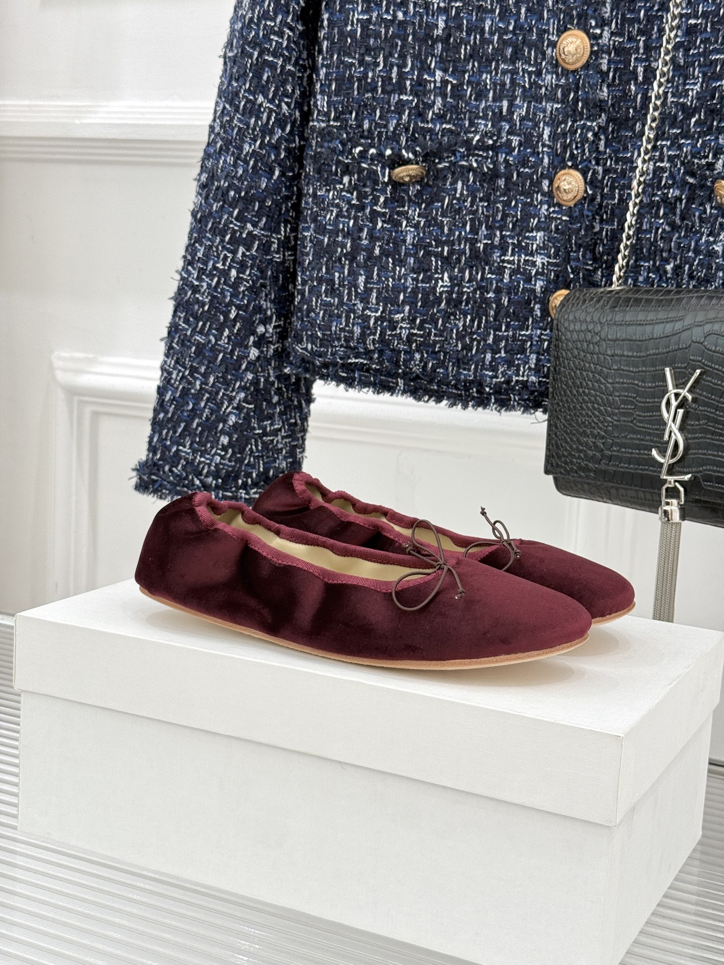 The Row 26WF早春新品极简蝴蝶结芭蕾舞鞋以克制美学定义高级松弛。精选柔润纳帕小羊皮贴合脚型如第