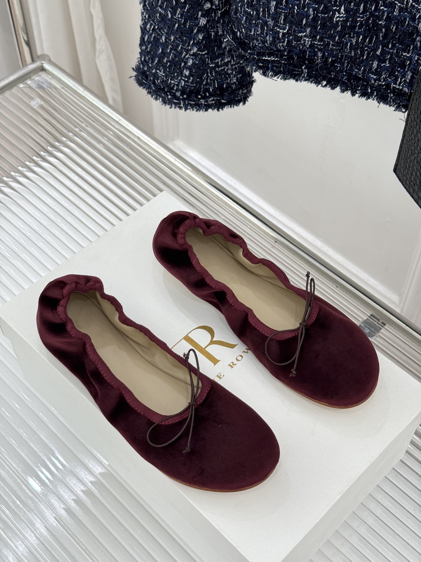 The Row 26WF早春新品极简蝴蝶结芭蕾舞鞋以克制美学定义高级松弛。精选柔润纳帕小羊皮贴合脚型如第