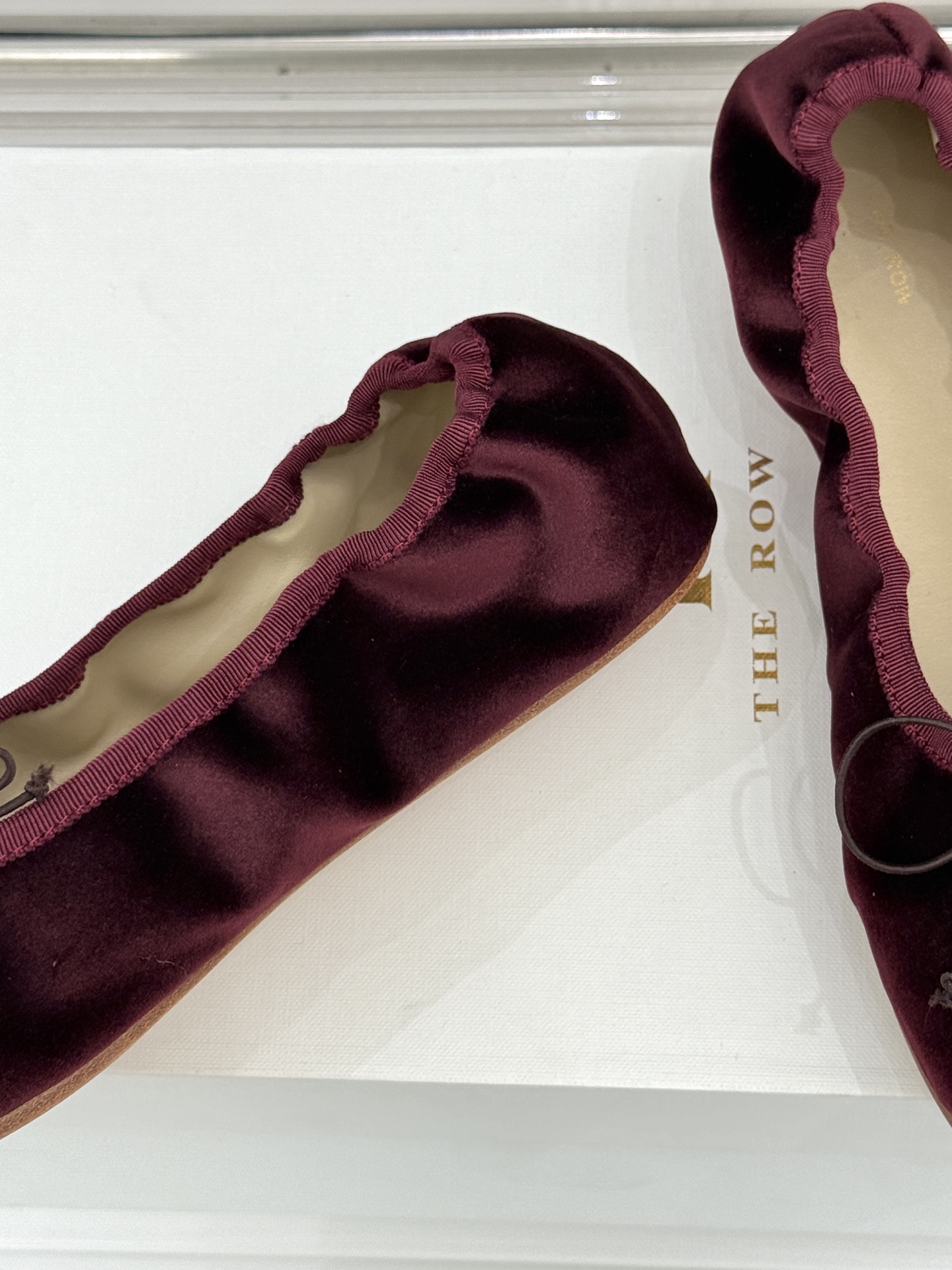 The Row 26WF早春新品极简蝴蝶结芭蕾舞鞋以克制美学定义高级松弛。精选柔润纳帕小羊皮贴合脚型如第