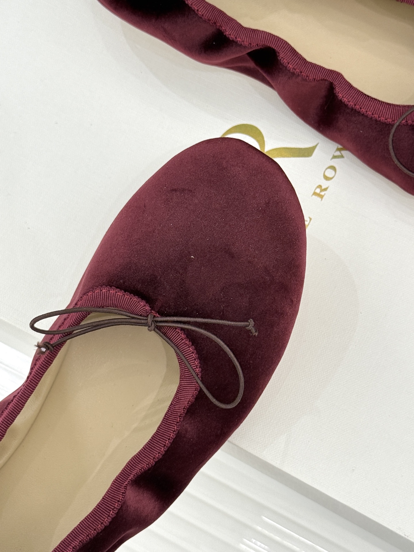 The Row 26WF早春新品极简蝴蝶结芭蕾舞鞋以克制美学定义高级松弛。精选柔润纳帕小羊皮贴合脚型如第