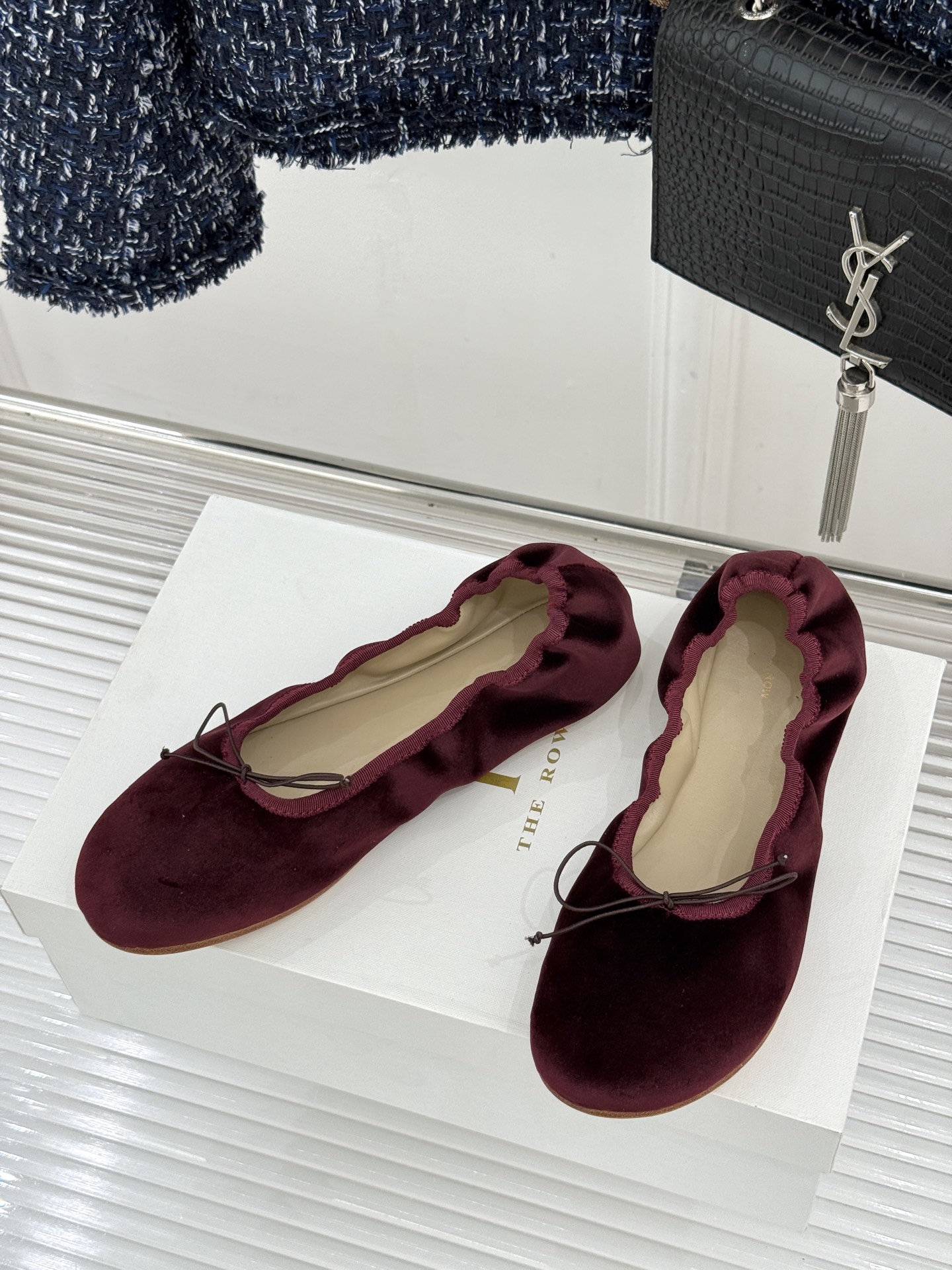 The Row 26WF早春新品极简蝴蝶结芭蕾舞鞋以克制美学定义高级松弛。精选柔润纳帕小羊皮贴合脚型如第