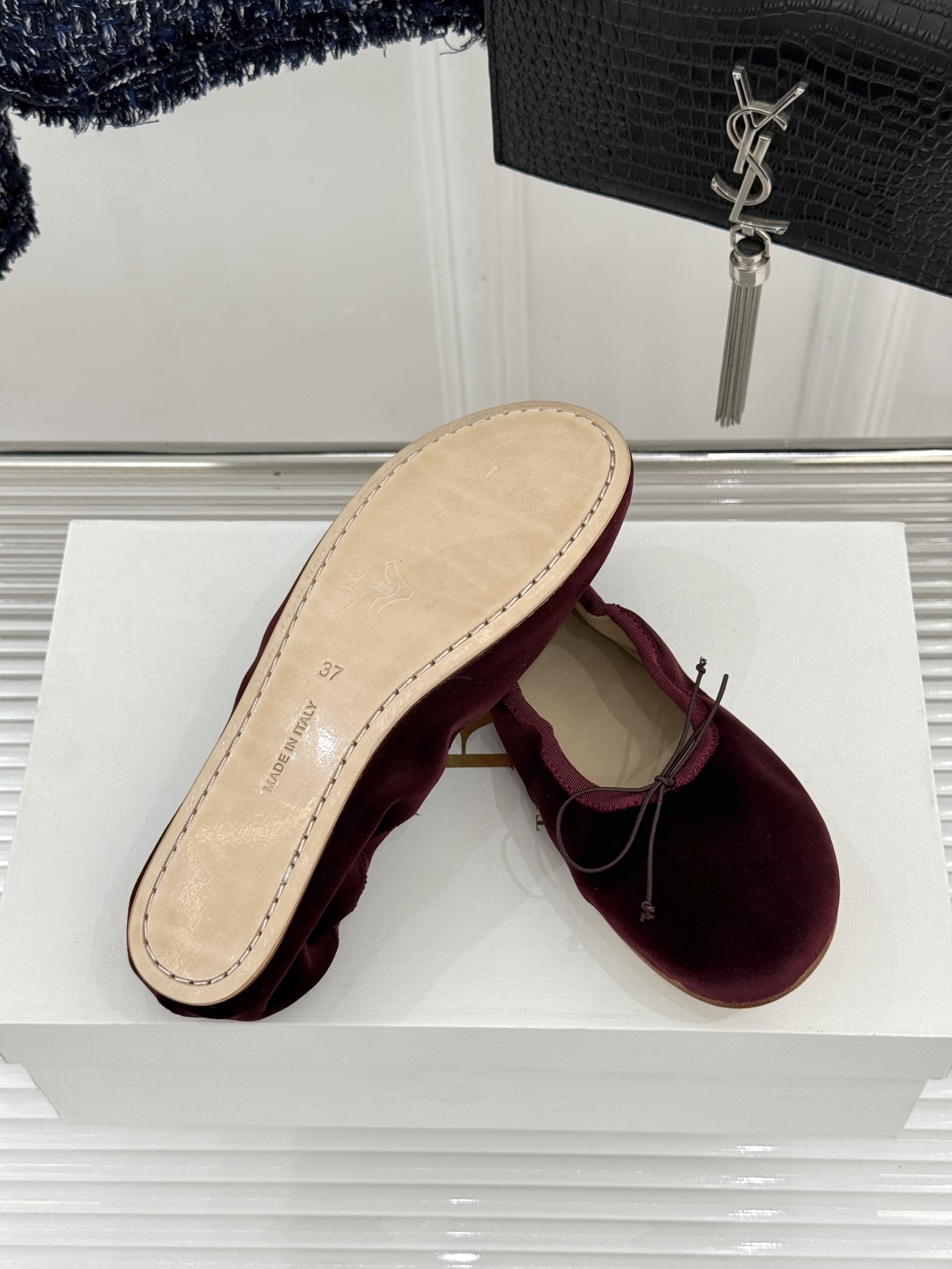 The Row 26WF早春新品极简蝴蝶结芭蕾舞鞋以克制美学定义高级松弛。精选柔润纳帕小羊皮贴合脚型如第