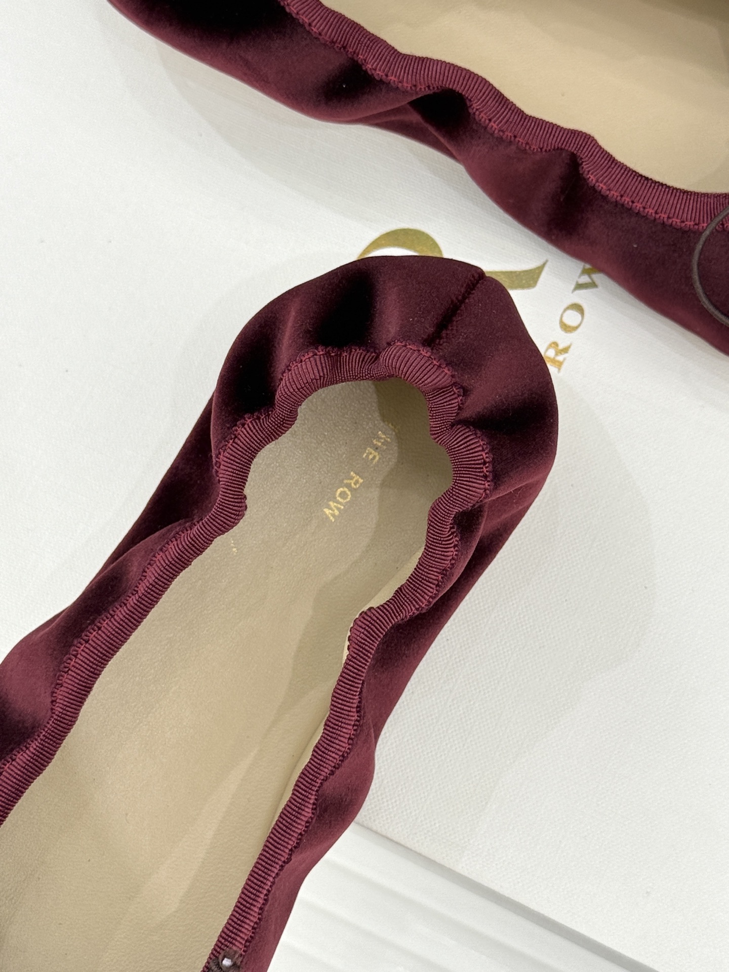 The Row 26WF早春新品极简蝴蝶结芭蕾舞鞋以克制美学定义高级松弛。精选柔润纳帕小羊皮贴合脚型如第