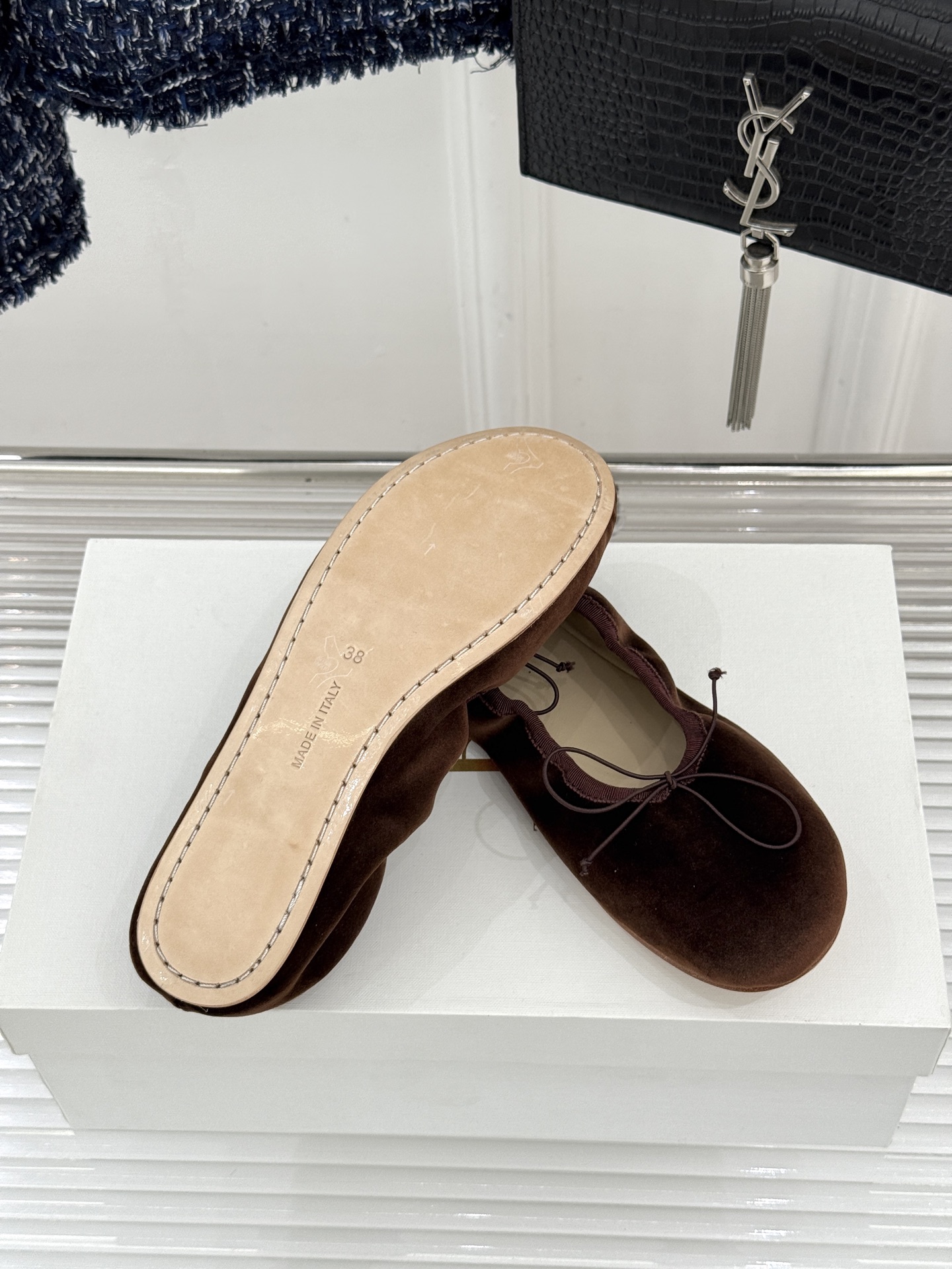 The Row 26WF早春新品极简蝴蝶结芭蕾舞鞋以克制美学定义高级松弛。精选柔润纳帕小羊皮贴合脚型如第