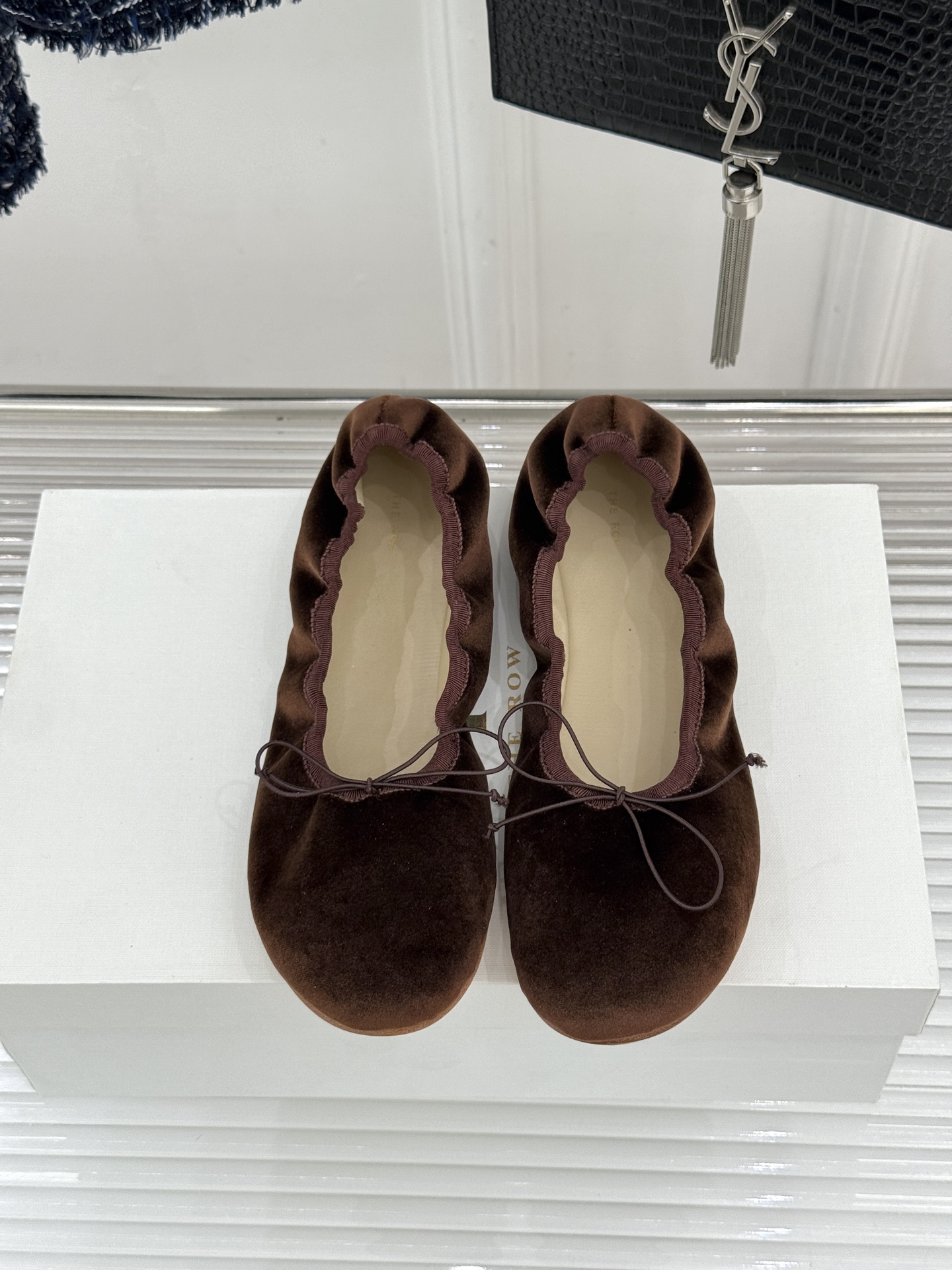 The Row 26WF早春新品极简蝴蝶结芭蕾舞鞋以克制美学定义高级松弛。精选柔润纳帕小羊皮贴合脚型如第