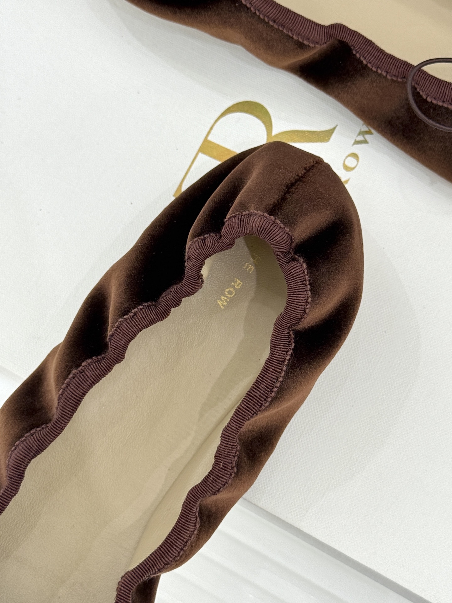 The Row 26WF早春新品极简蝴蝶结芭蕾舞鞋以克制美学定义高级松弛。精选柔润纳帕小羊皮贴合脚型如第