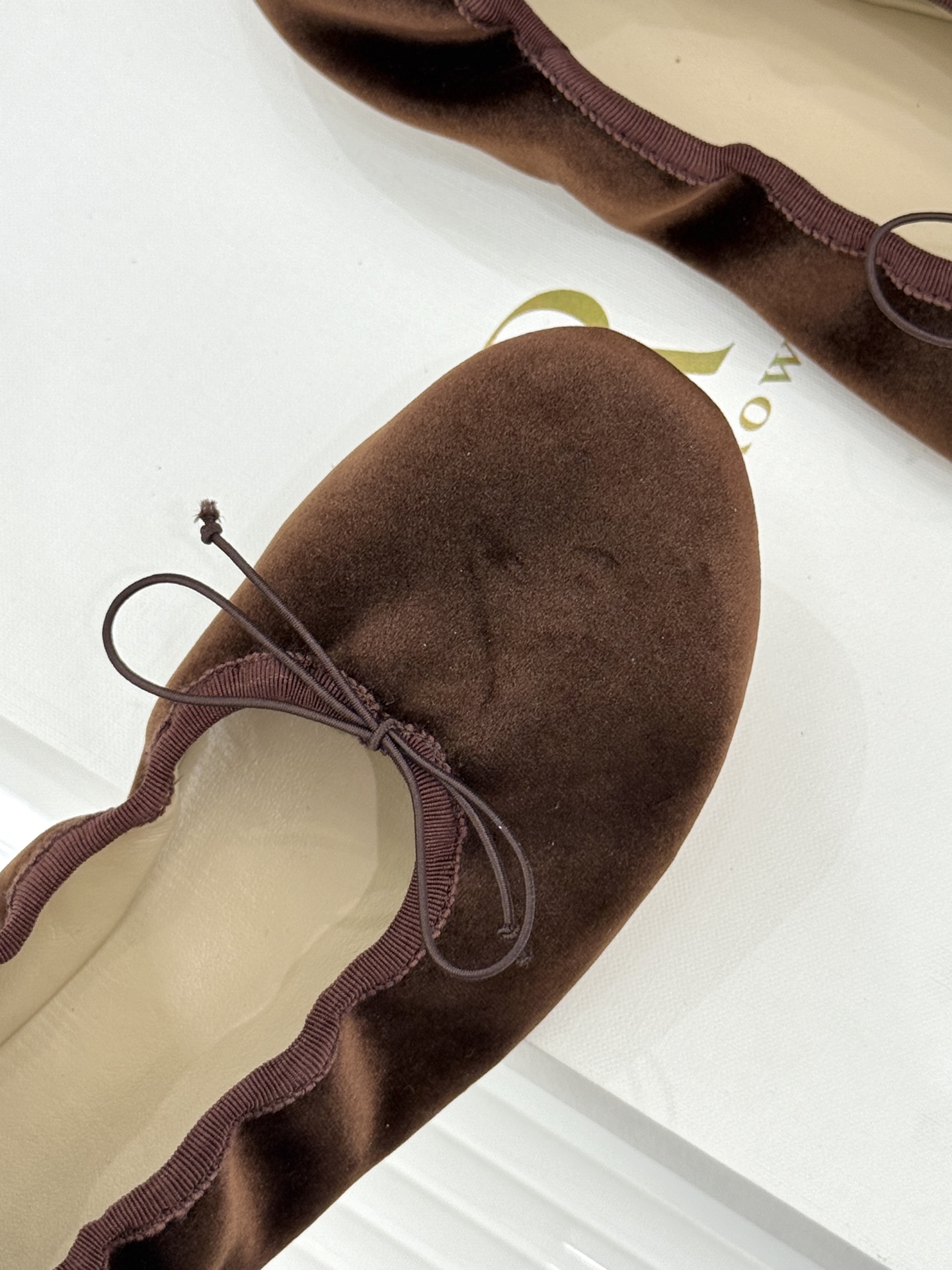 The Row 26WF早春新品极简蝴蝶结芭蕾舞鞋以克制美学定义高级松弛。精选柔润纳帕小羊皮贴合脚型如第