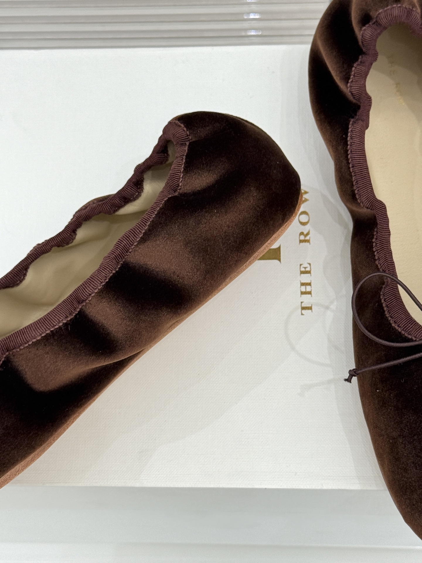 The Row 26WF早春新品极简蝴蝶结芭蕾舞鞋以克制美学定义高级松弛。精选柔润纳帕小羊皮贴合脚型如第