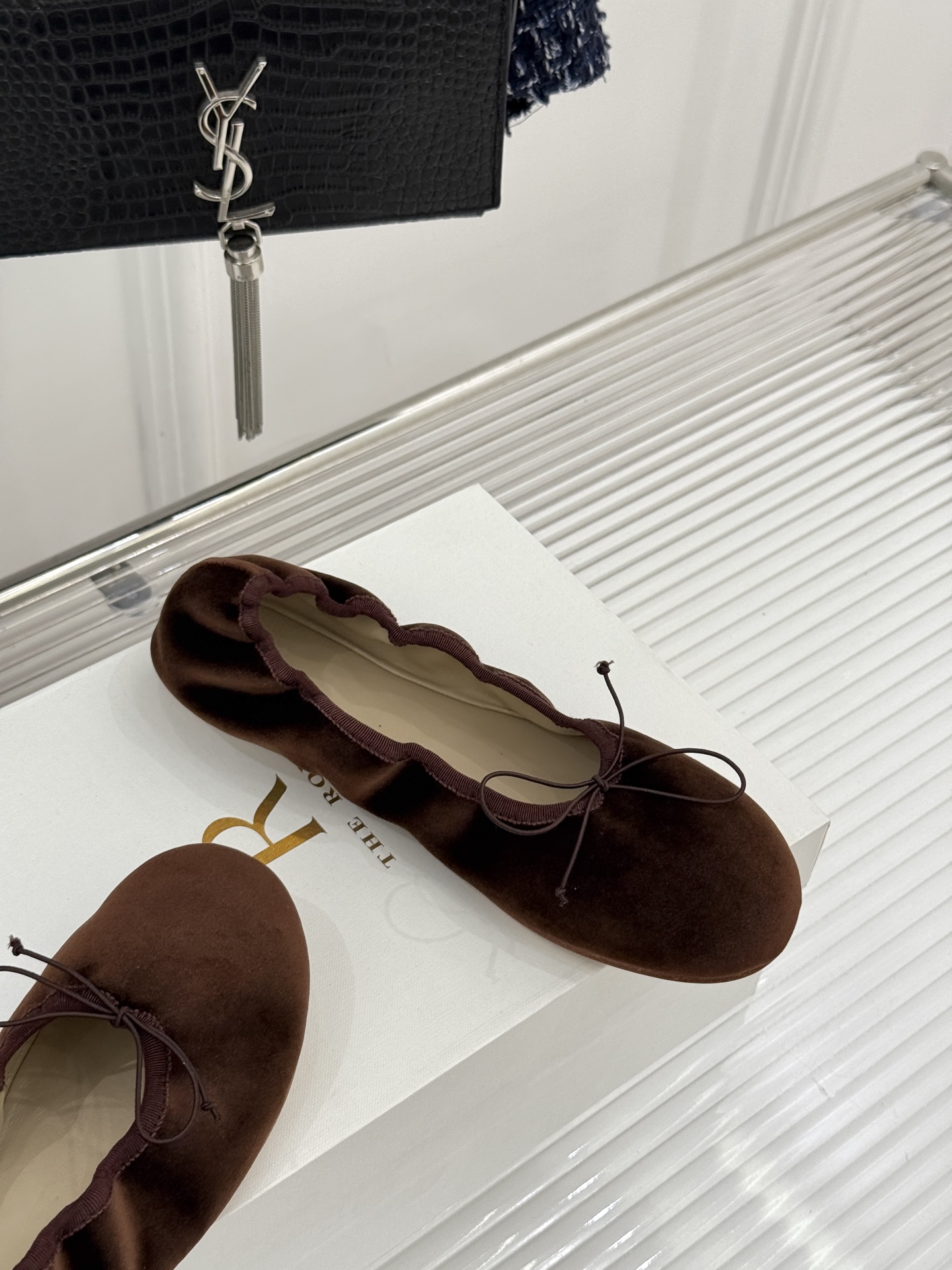 The Row 26WF早春新品极简蝴蝶结芭蕾舞鞋以克制美学定义高级松弛。精选柔润纳帕小羊皮贴合脚型如第