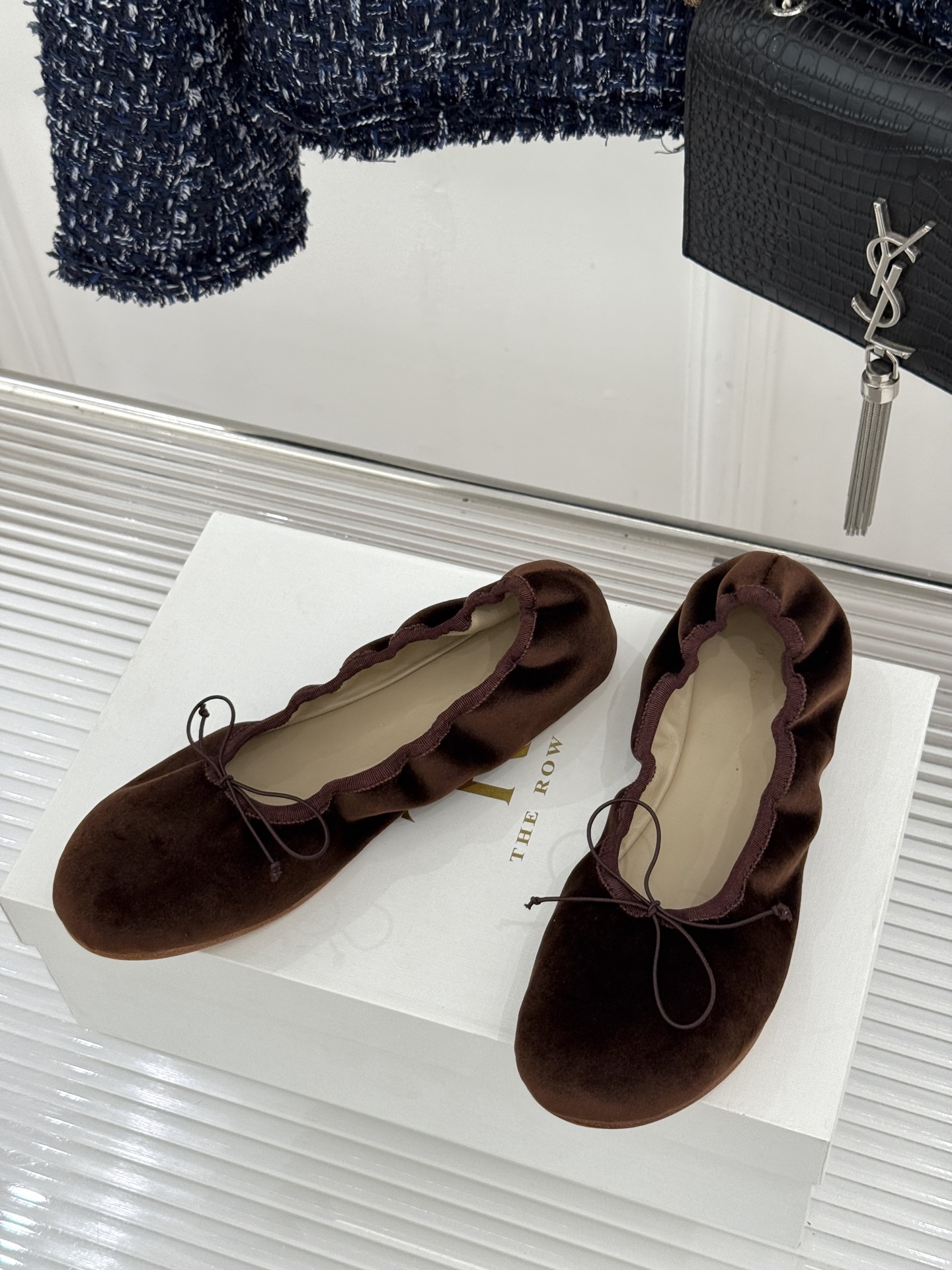 The Row 26WF早春新品极简蝴蝶结芭蕾舞鞋以克制美学定义高级松弛。精选柔润纳帕小羊皮贴合脚型如第