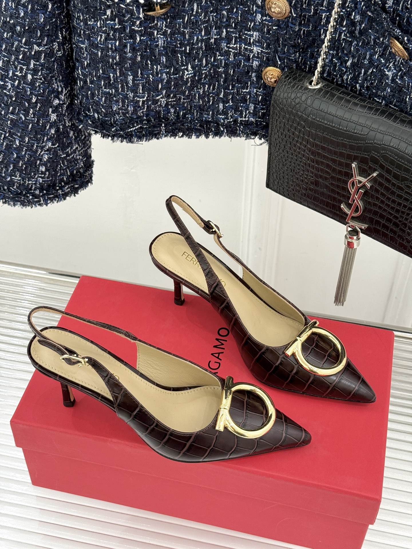 Ferragamo/菲拉格慕26WF新品金属扣尖头后空高跟凉鞋将意式优雅刻进每一处细节。经典尖头利落修饰