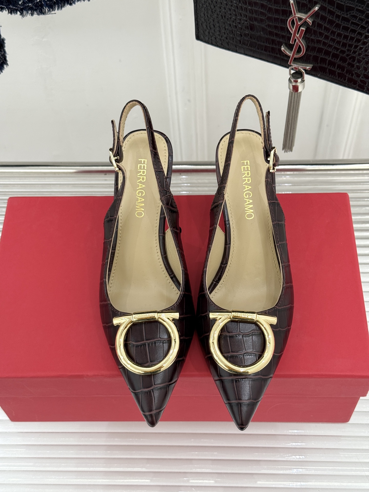 Ferragamo/菲拉格慕26WF新品金属扣尖头后空高跟凉鞋将意式优雅刻进每一处细节。经典尖头利落修饰