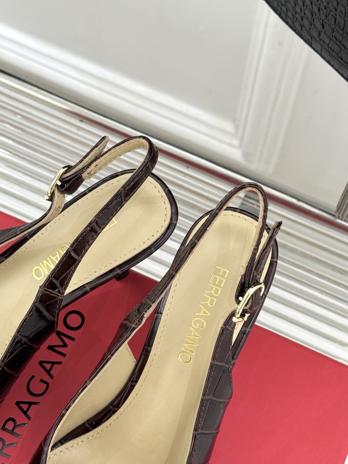 Ferragamo/菲拉格慕26WF新品金属扣尖头后空高跟凉鞋将意式优雅刻进每一处细节。经典尖头利落修饰