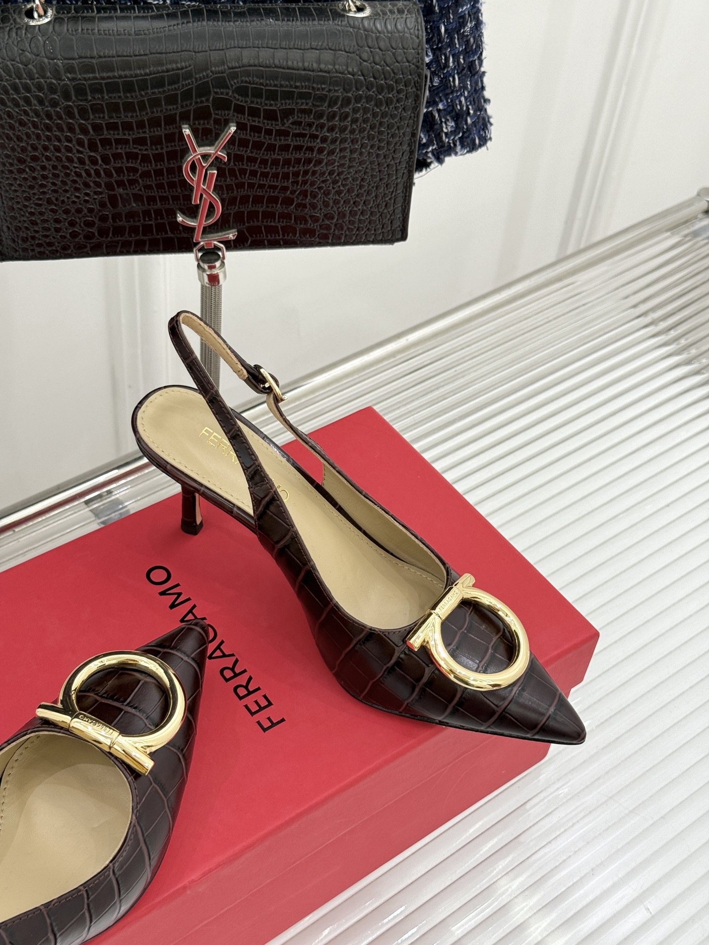 Ferragamo/菲拉格慕26WF新品金属扣尖头后空高跟凉鞋将意式优雅刻进每一处细节。经典尖头利落修饰