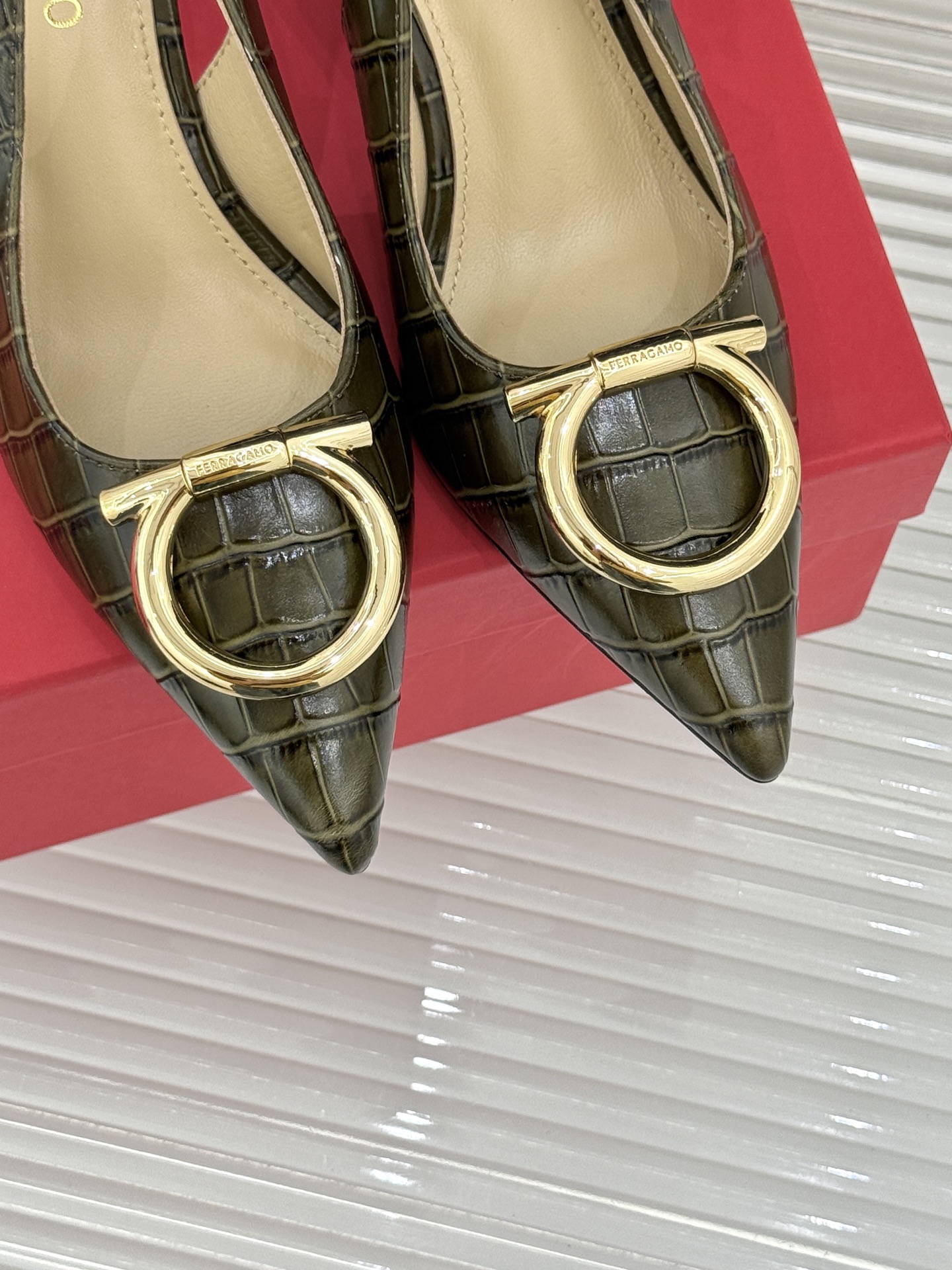 Ferragamo/菲拉格慕26WF新品金属扣尖头后空高跟凉鞋将意式优雅刻进每一处细节。经典尖头利落修饰