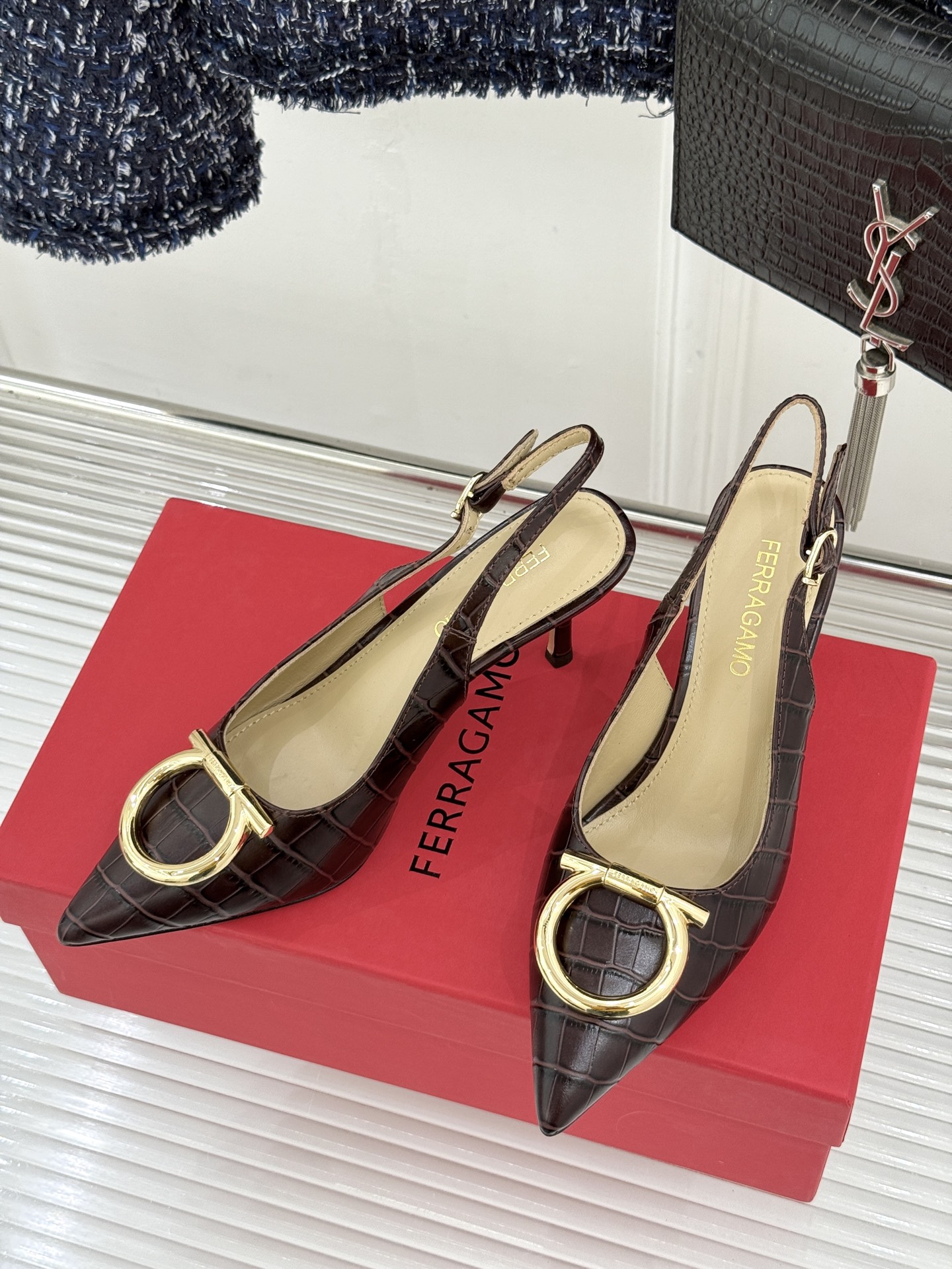 Ferragamo/菲拉格慕26WF新品金属扣尖头后空高跟凉鞋将意式优雅刻进每一处细节。经典尖头利落修饰