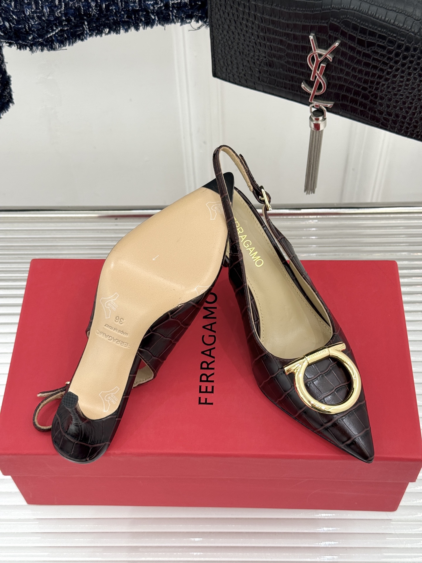 Ferragamo/菲拉格慕26WF新品金属扣尖头后空高跟凉鞋将意式优雅刻进每一处细节。经典尖头利落修饰