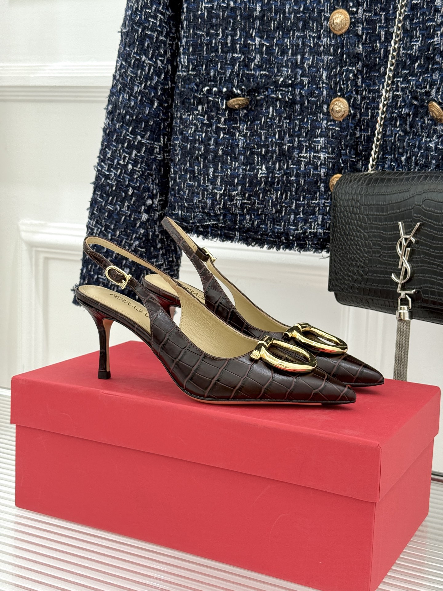 Ferragamo/菲拉格慕26WF新品金属扣尖头后空高跟凉鞋将意式优雅刻进每一处细节。经典尖头利落修饰