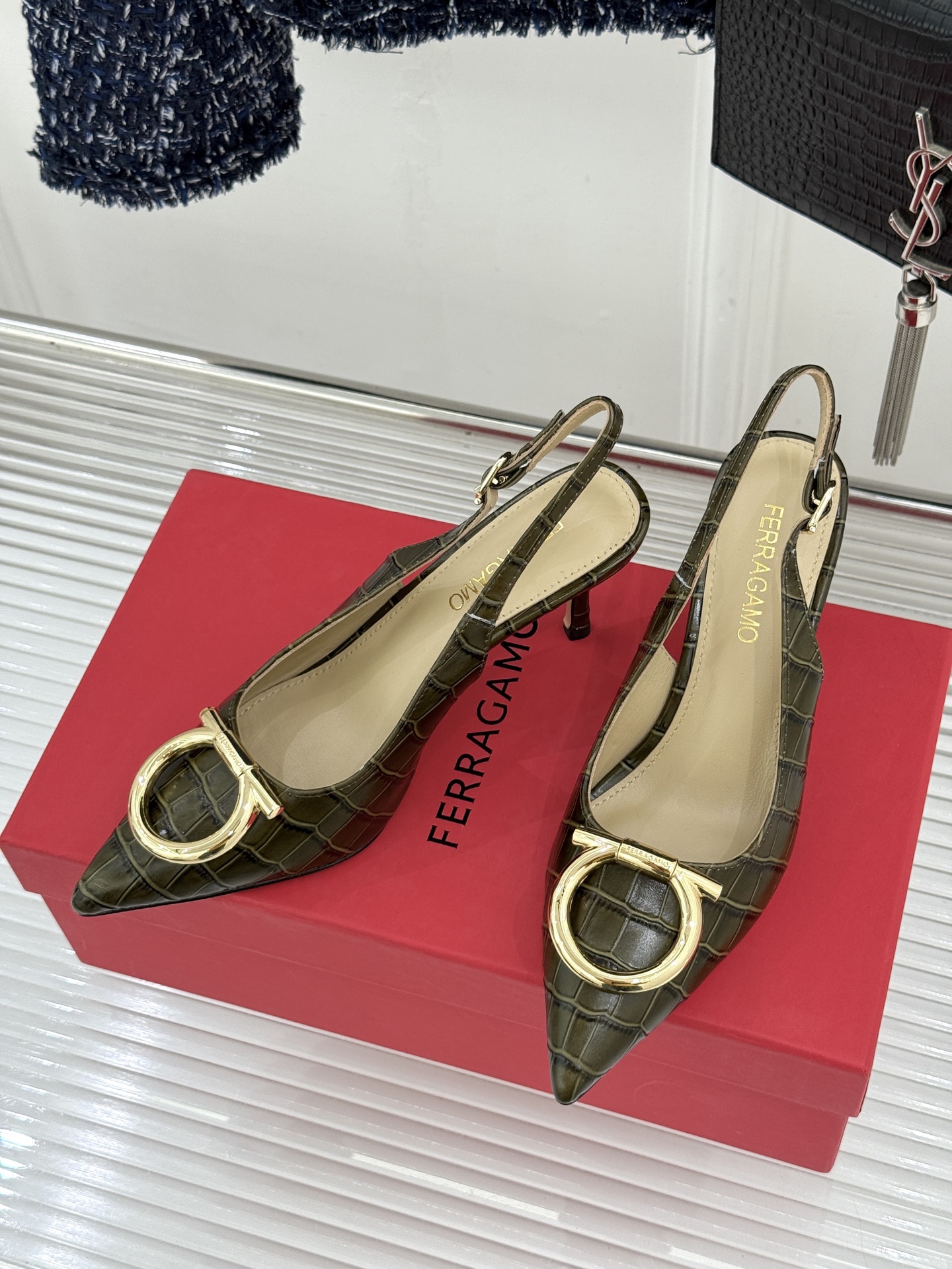 Ferragamo/菲拉格慕26WF新品金属扣尖头后空高跟凉鞋将意式优雅刻进每一处细节。经典尖头利落修饰