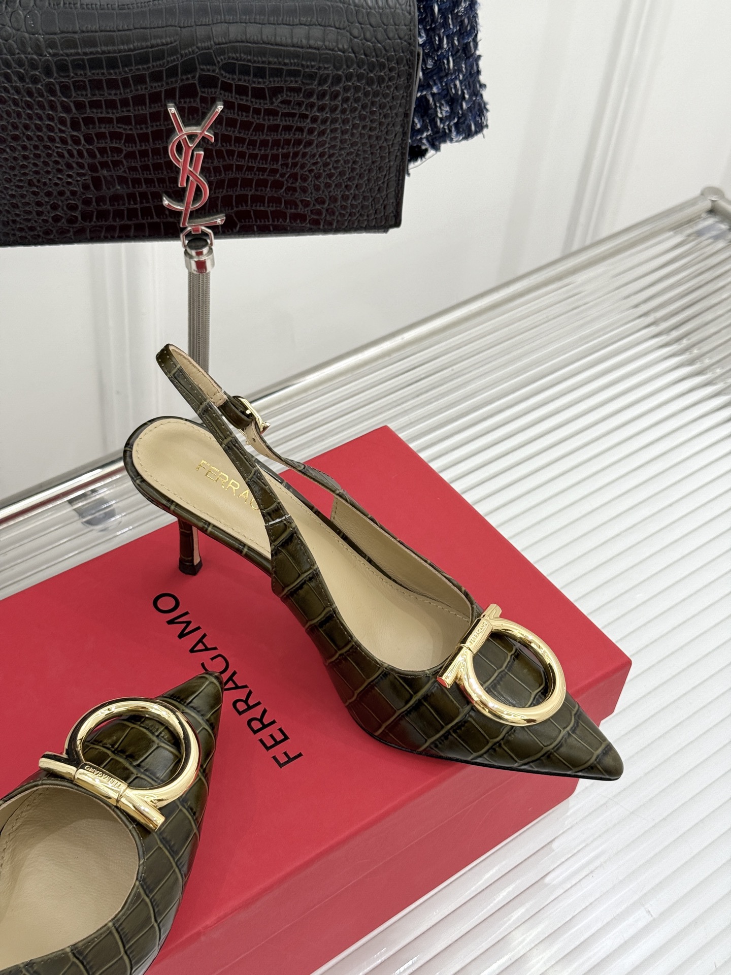 Ferragamo/菲拉格慕26WF新品金属扣尖头后空高跟凉鞋将意式优雅刻进每一处细节。经典尖头利落修饰