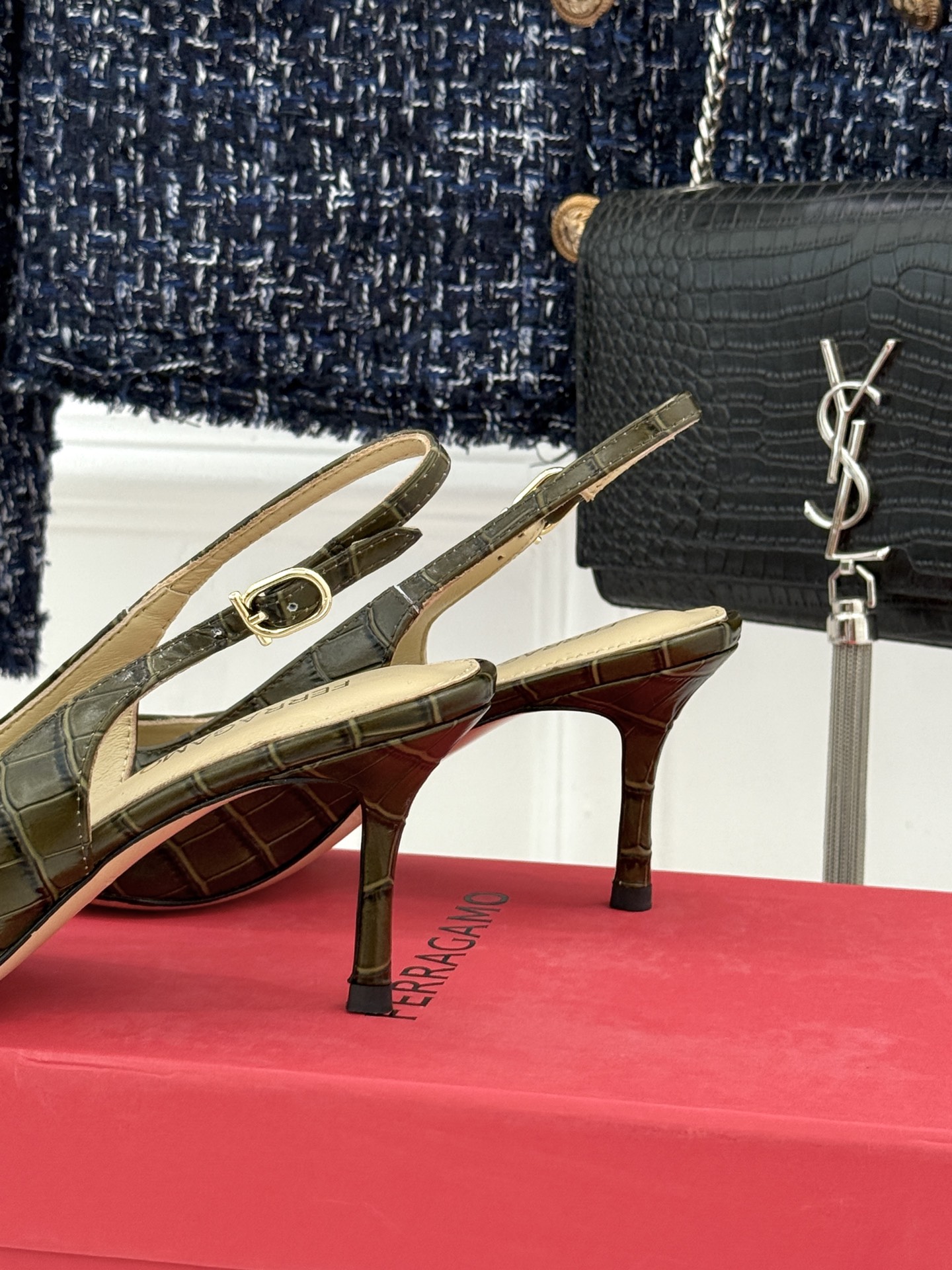 Ferragamo/菲拉格慕26WF新品金属扣尖头后空高跟凉鞋将意式优雅刻进每一处细节。经典尖头利落修饰