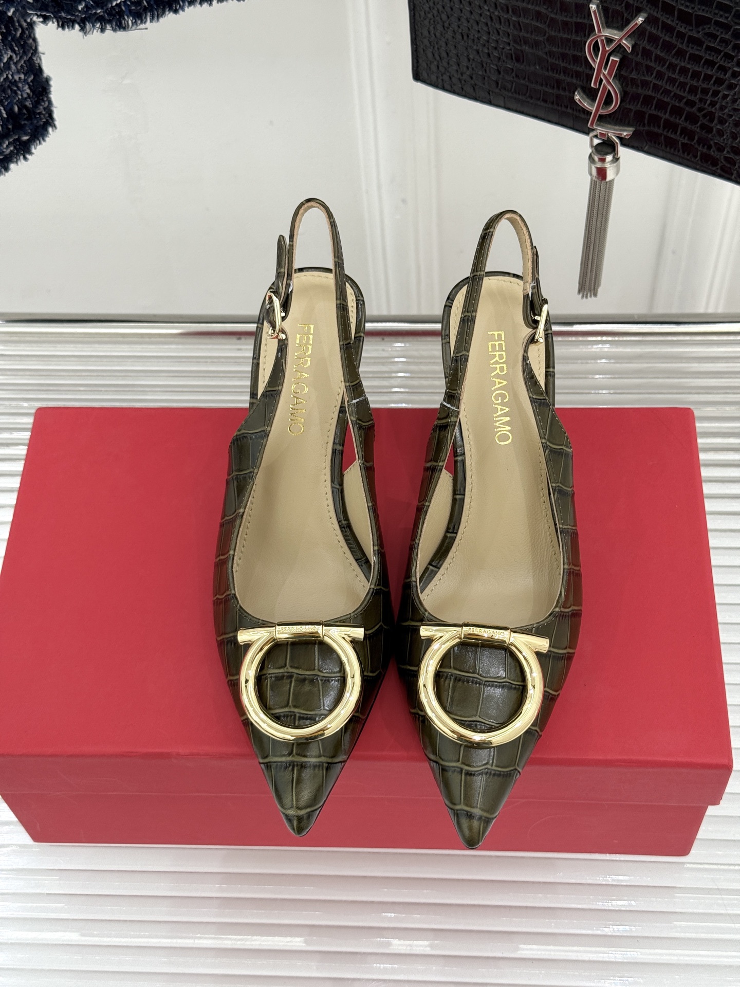Ferragamo/菲拉格慕26WF新品金属扣尖头后空高跟凉鞋将意式优雅刻进每一处细节。经典尖头利落修饰
